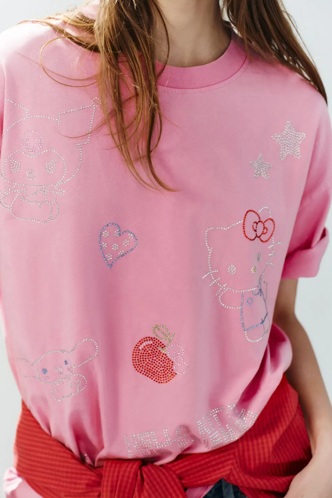 Футболка с эффектом потертости и стразами Hello Kitty © Sanrio, Zara