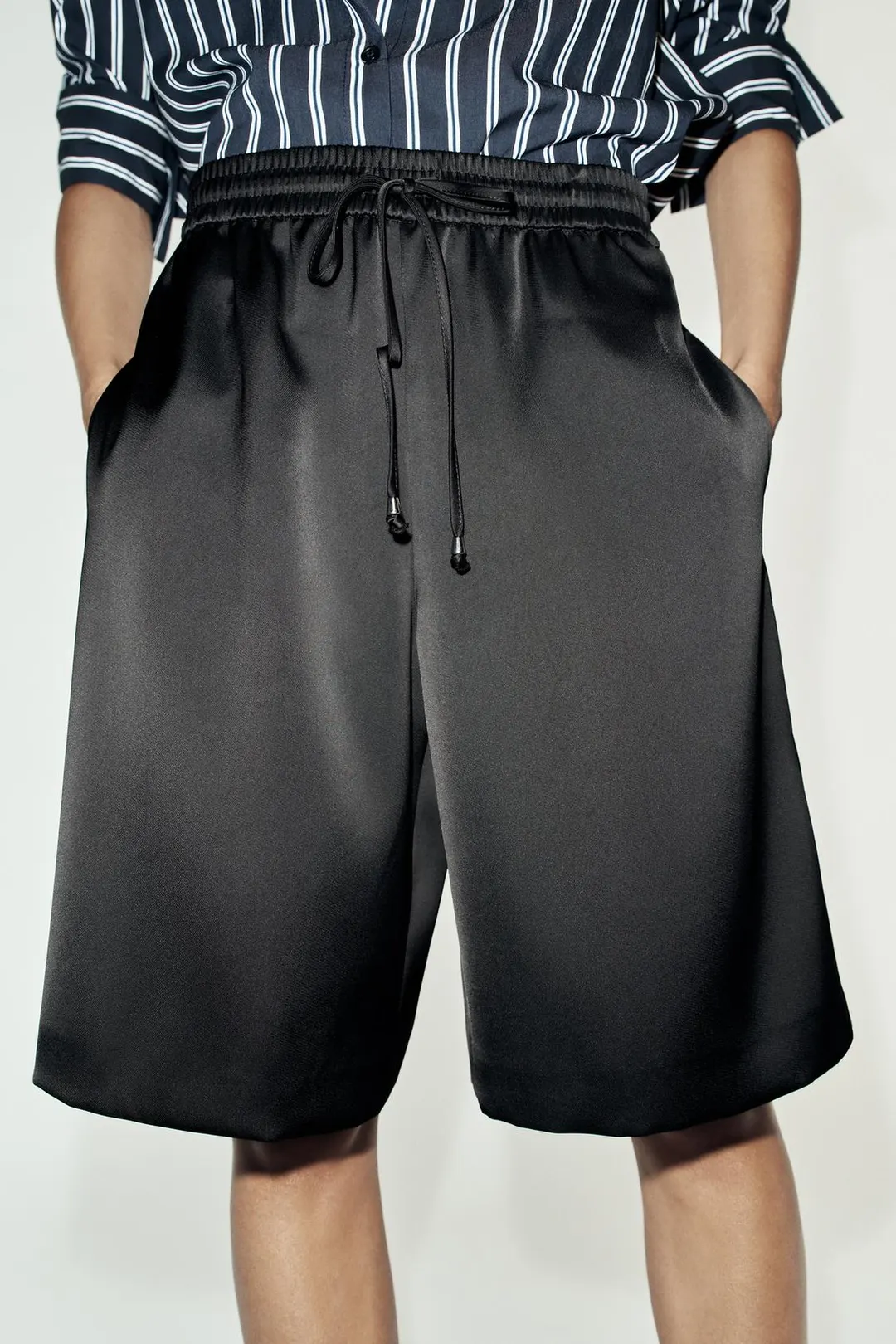 Удлиненные атласные бермуды, Zara