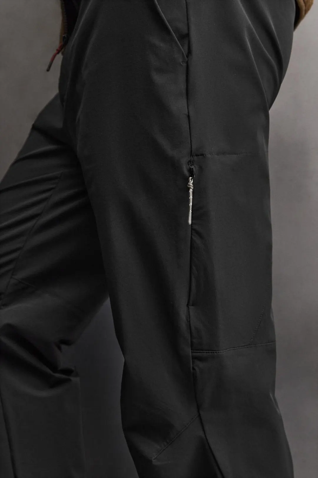 Брюки из технологичной ткани с карманами, Zara