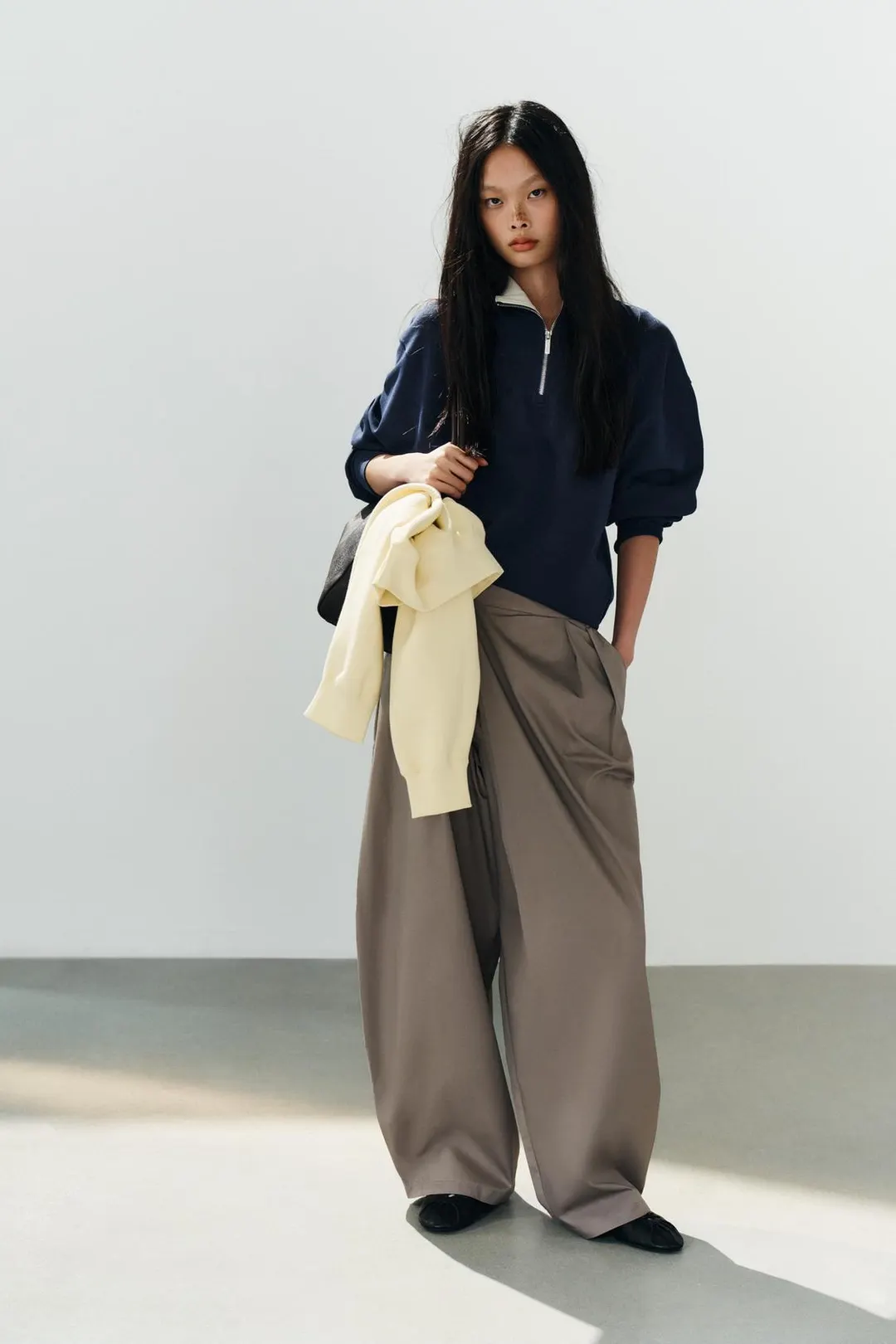 Брюки со складками и асимметричным поясом, Zara