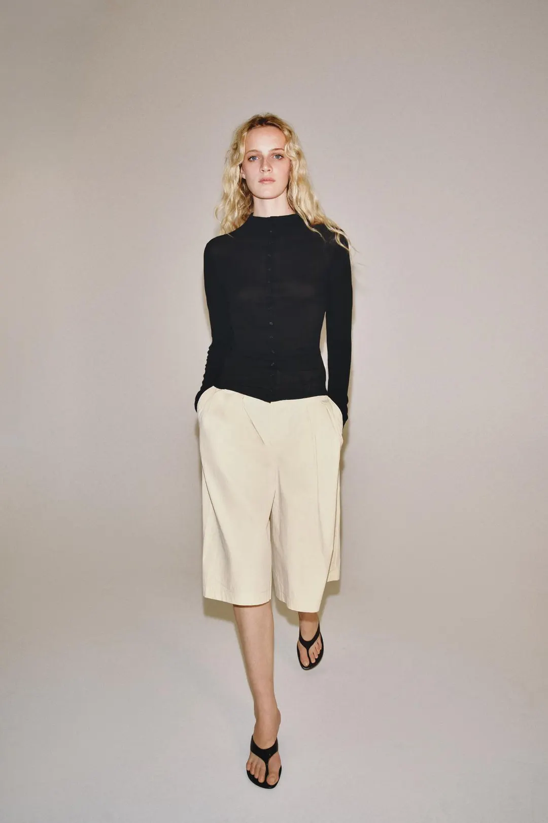 Футболка с высоким воротником на пуговицах, Zara