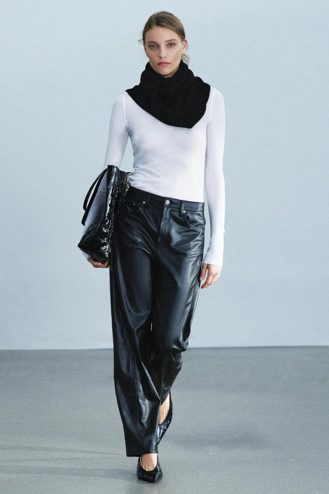 Брюки ZW Collection из материала под кожу свободного кроя до щиколотки, Zara
