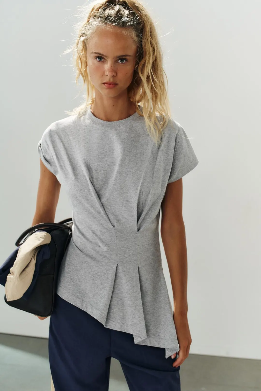 Футболка асимметричного кроя с плиссировкой, Zara