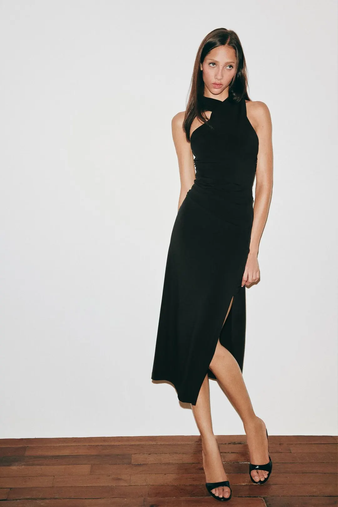 Платье со сборками и бретелью через шею, Zara