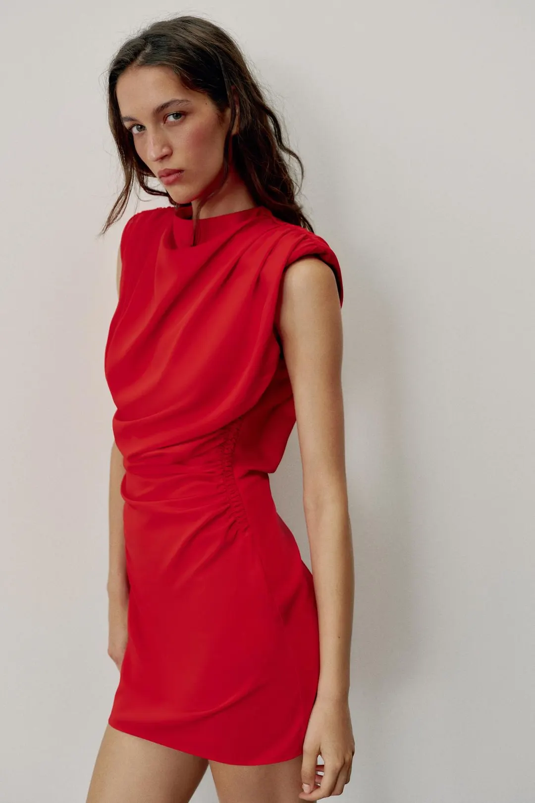 Мини-платье с драпировкой и подплечниками, Zara