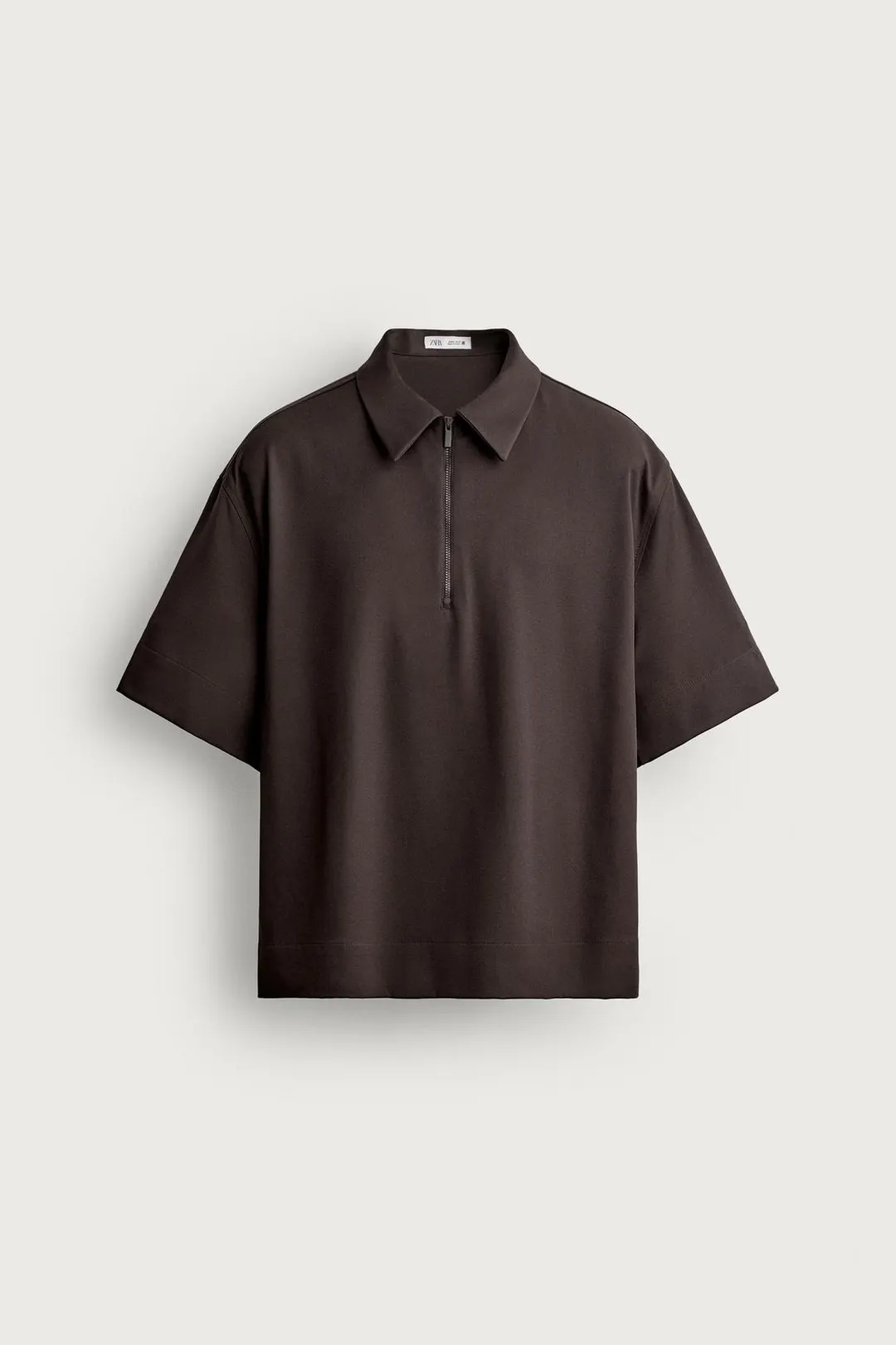 Технологичное поло на молнии, Zara