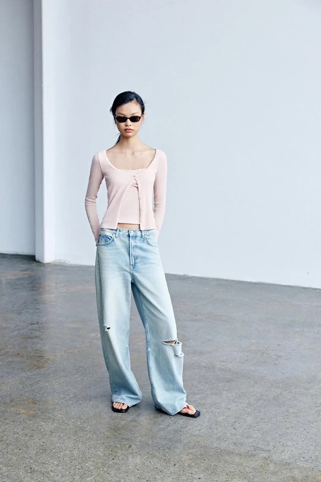 Рваные джинсы TRF с высокой посадкой и очень широкими штанинами, Zara