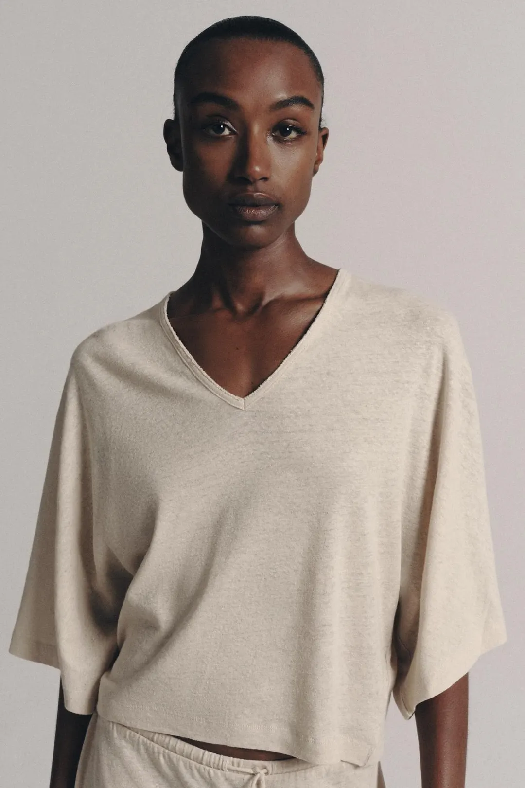 Футболка с V-образным вырезом из смесового льна, Zara