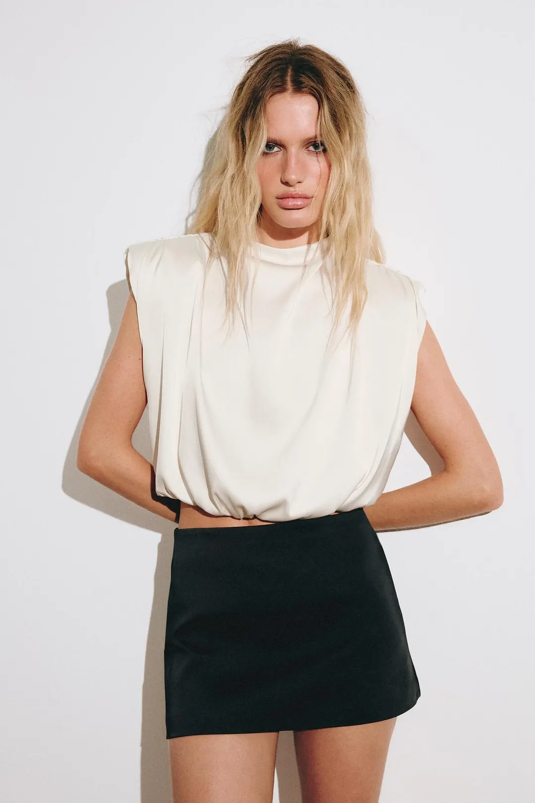 Атласный топ с подплечниками, Zara