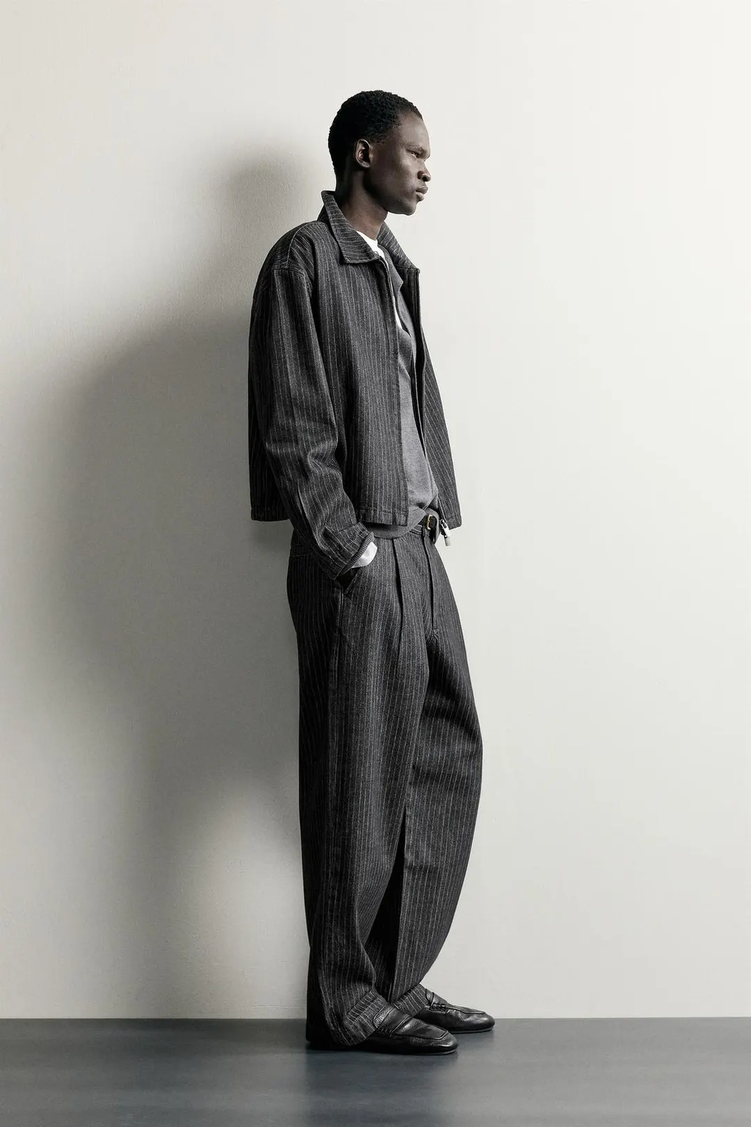 Чиносы свободного кроя со складками, Zara