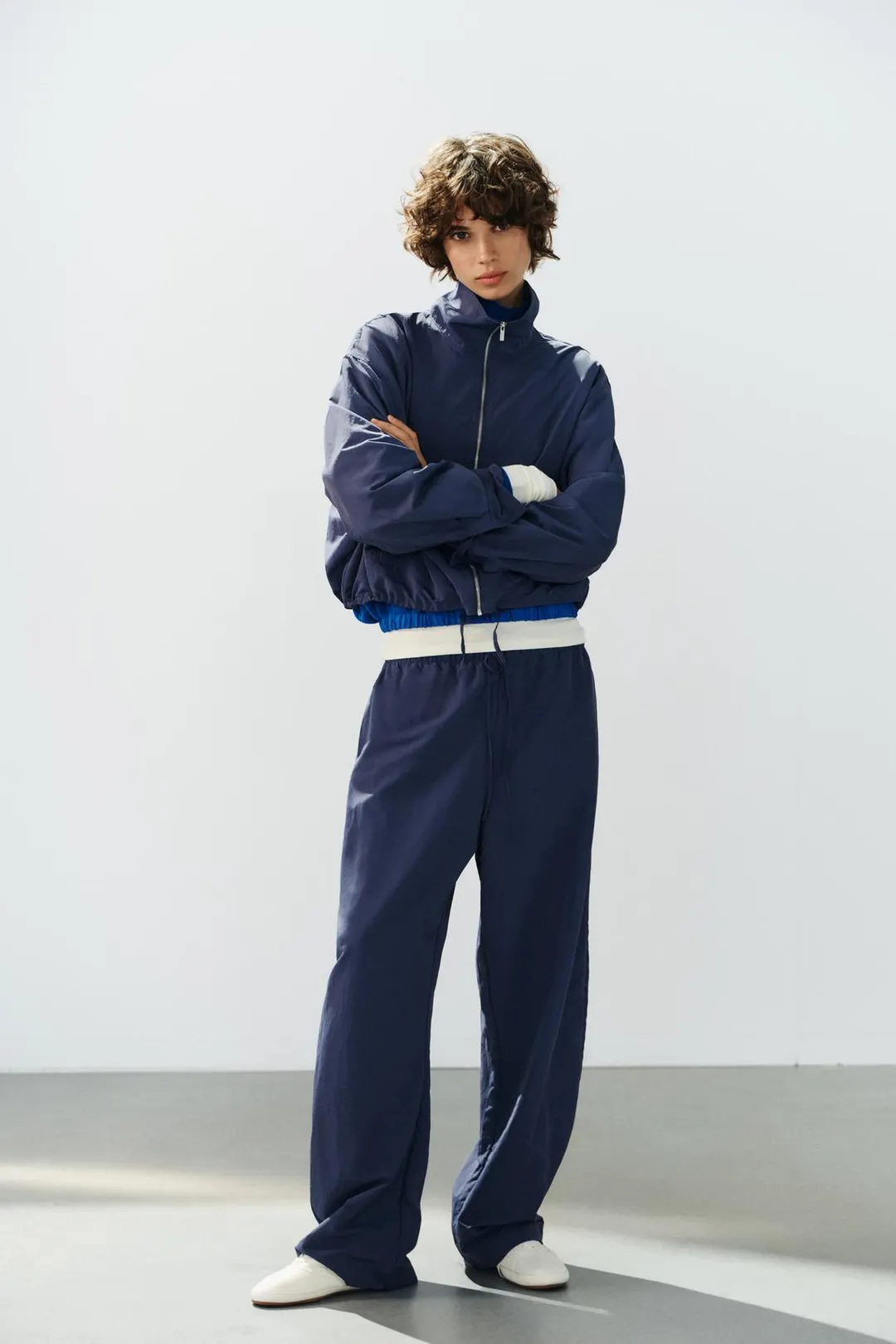 Брюки из технологичной ткани с эластичным поясом, Zara