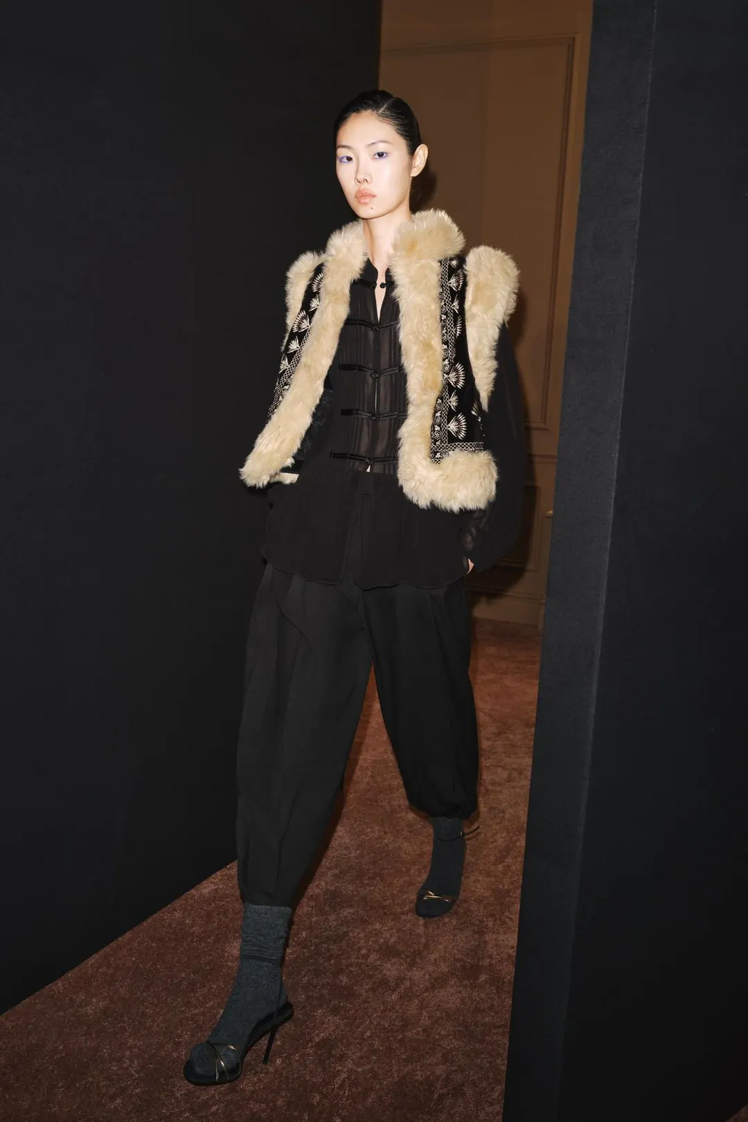 Жилет ZW Collection с вышивкой и воротником из искусственного меха, Zara