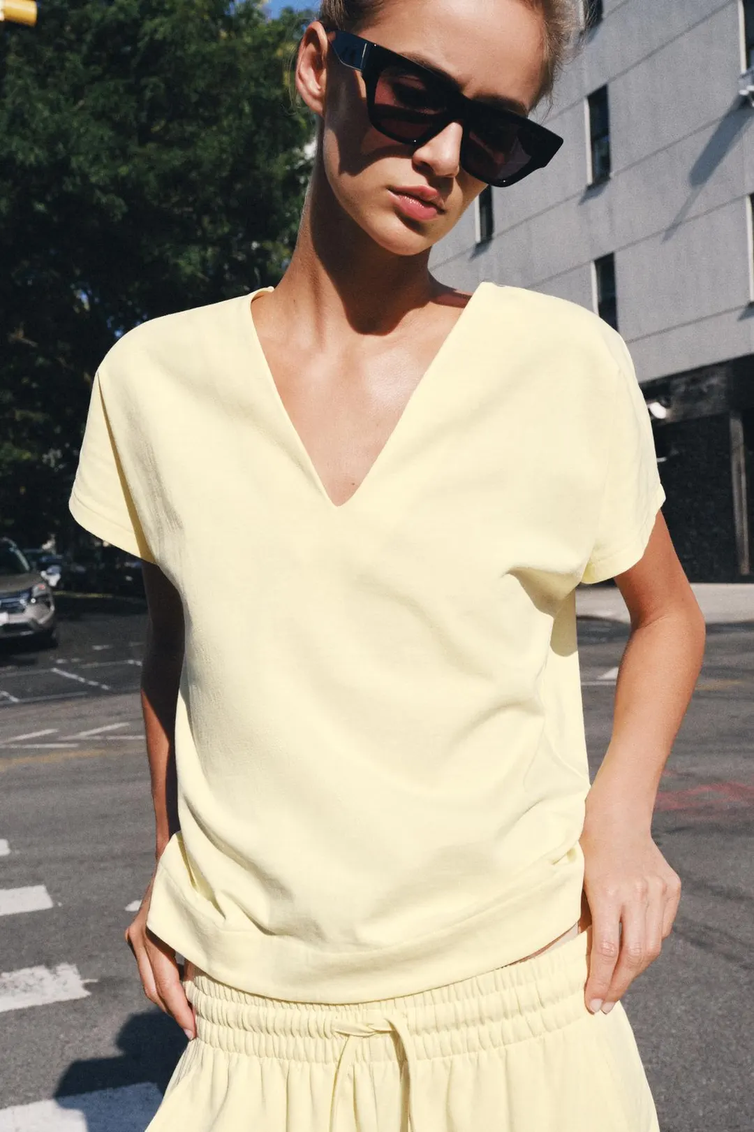 Футболка с V-образным вырезом, Zara