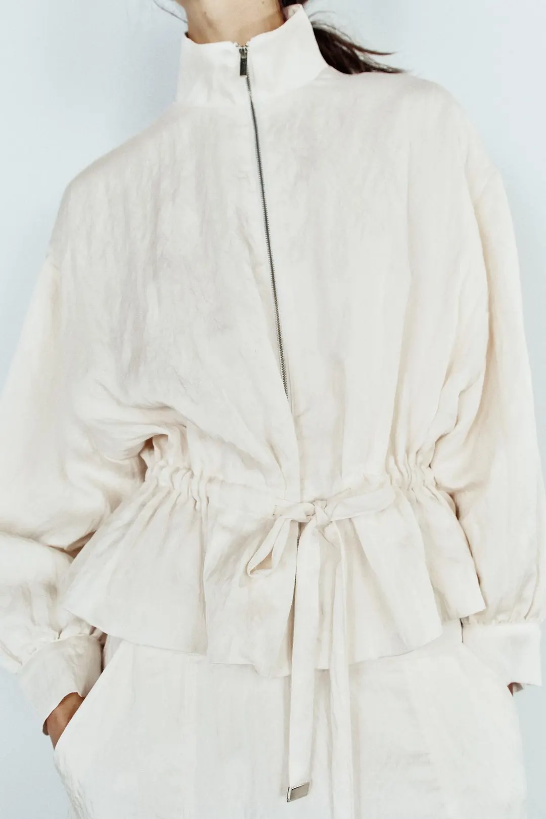 Бомбер с жатым эффектом и кулиской, Zara