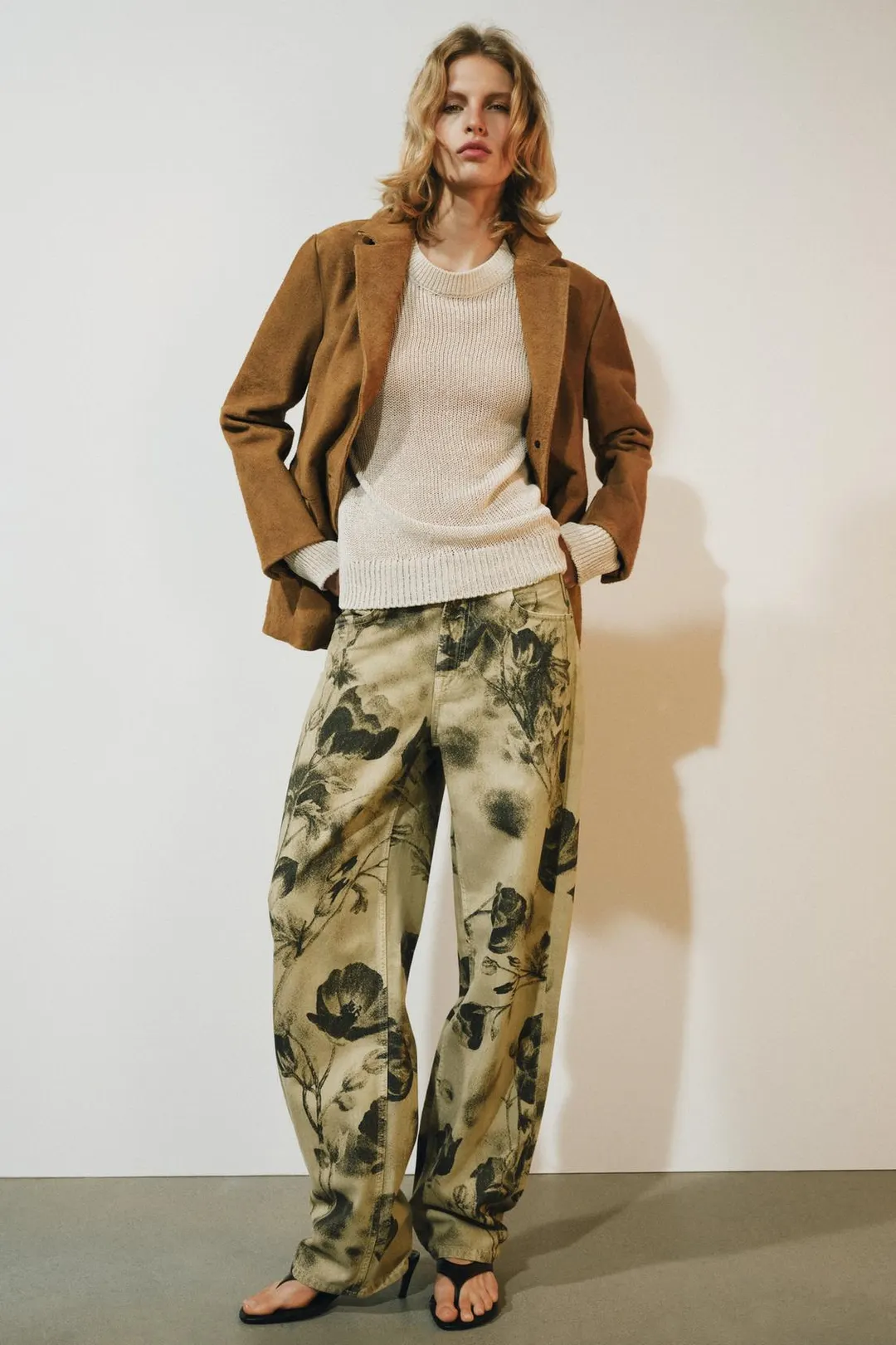 Джинсы силуэта barrel с цветочным принтом и средней посадкой ZW Collection, Zara