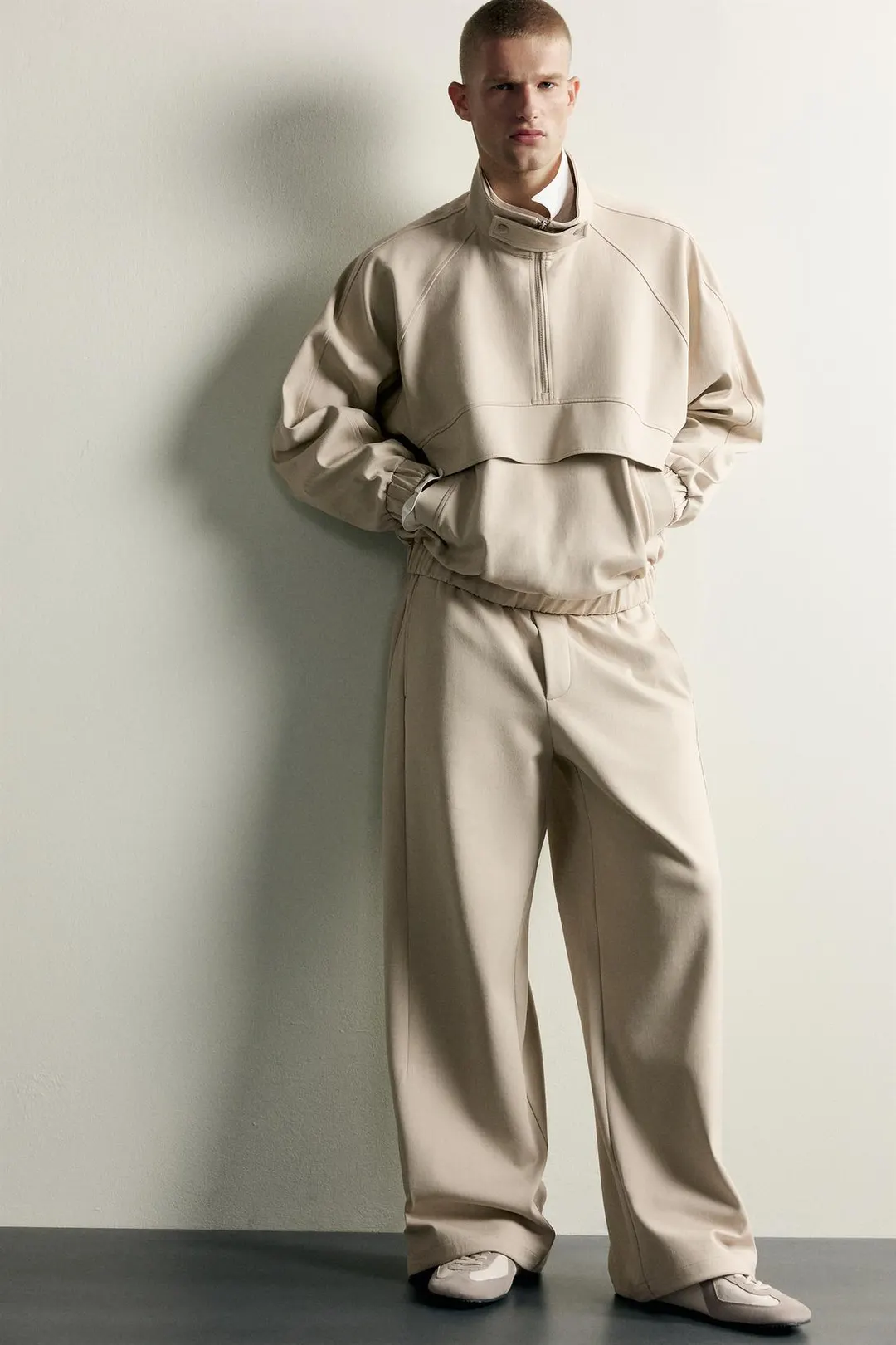 Брюки широкие из технологичной ткани, Zara