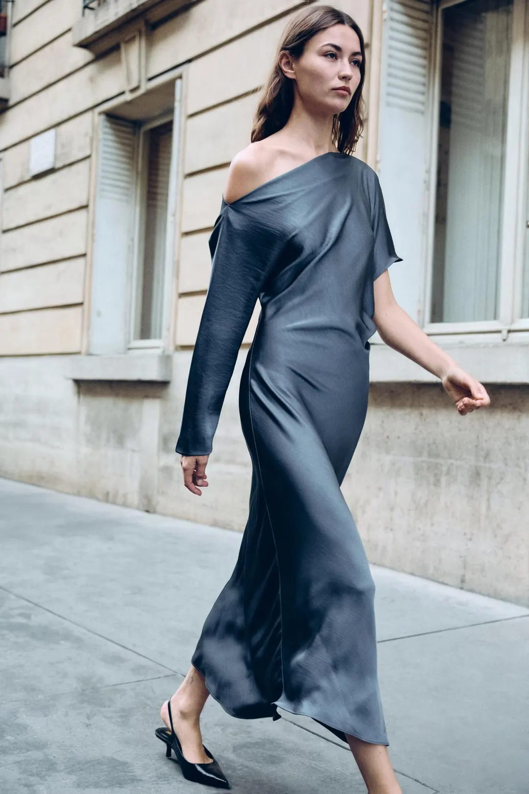 Длинное асимметричное платье из атласа, Zara