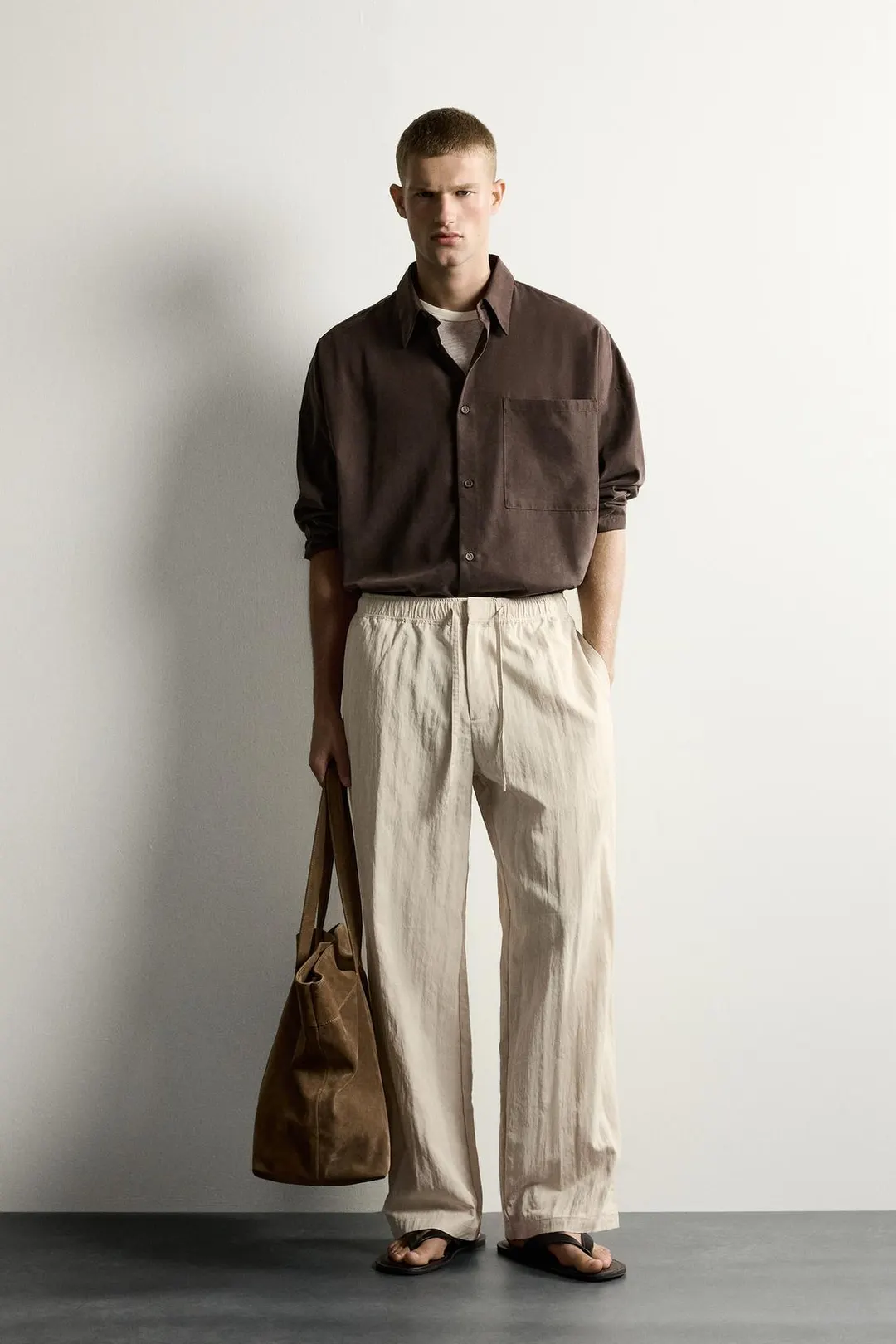 Брюки свободного кроя из жатой технологичной ткани, Zara