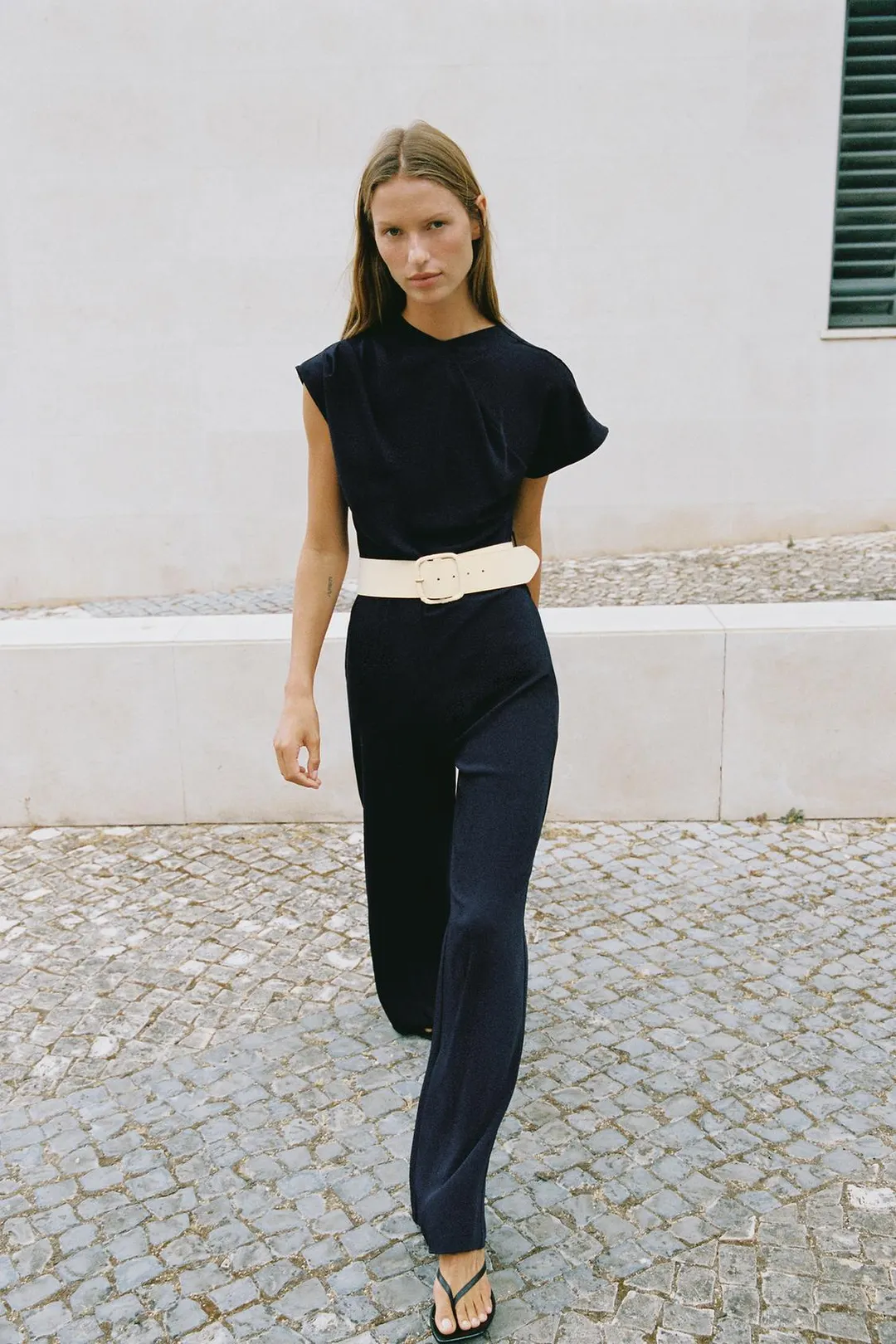 Комбинезон с асимметричным рукавом и поясом, Zara