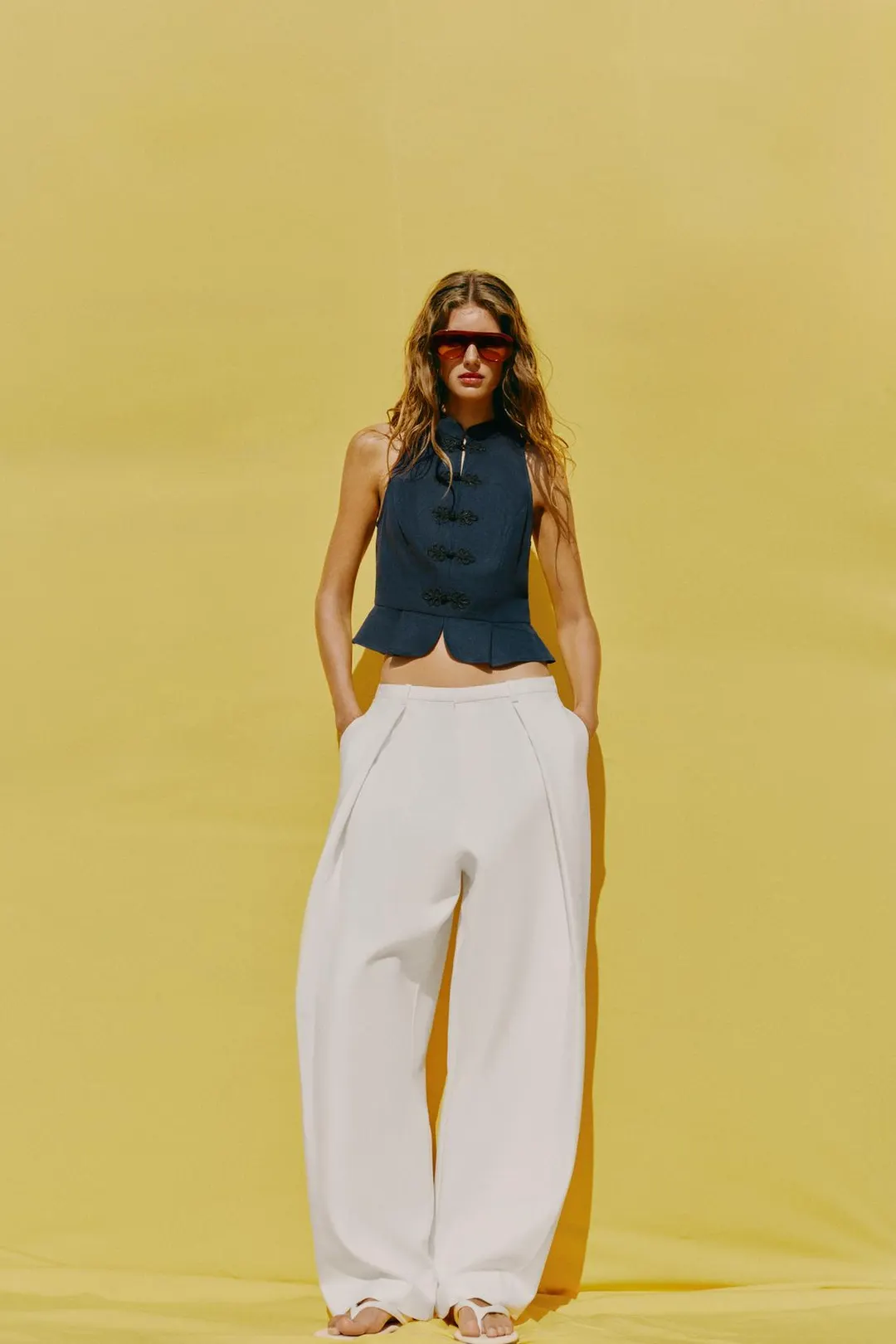 Топ с баской из смесового льна и застежкой-клевант, Zara