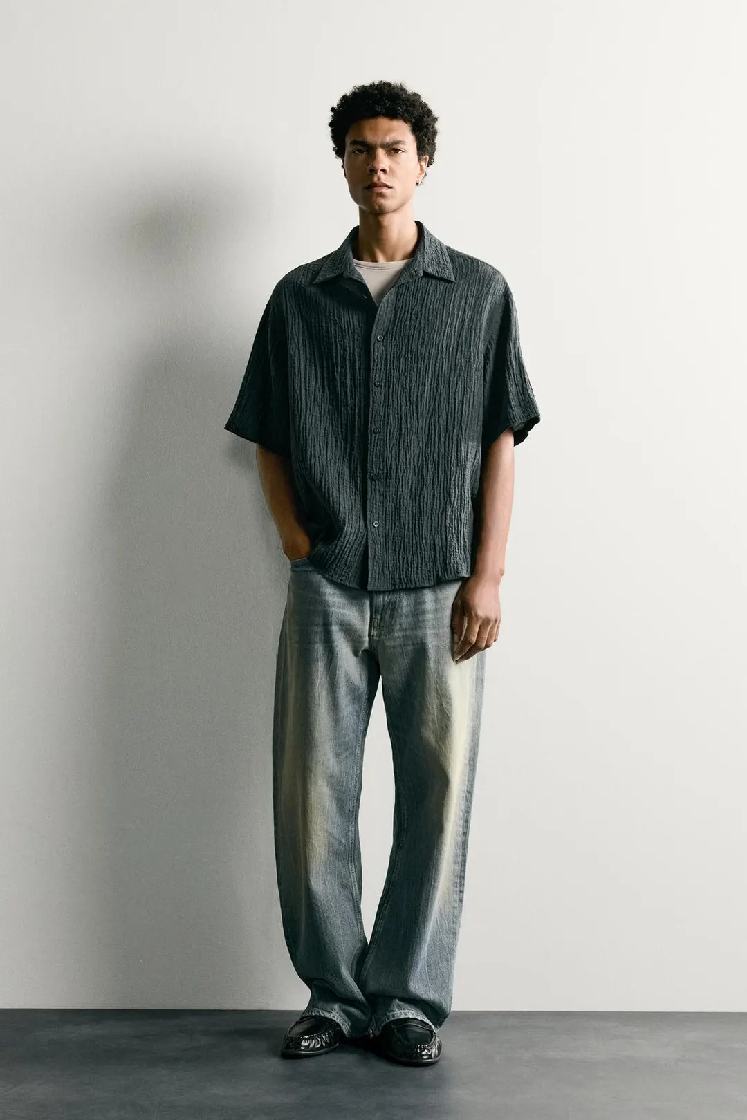 Рубашка свободного кроя из фактурной ткани, Zara