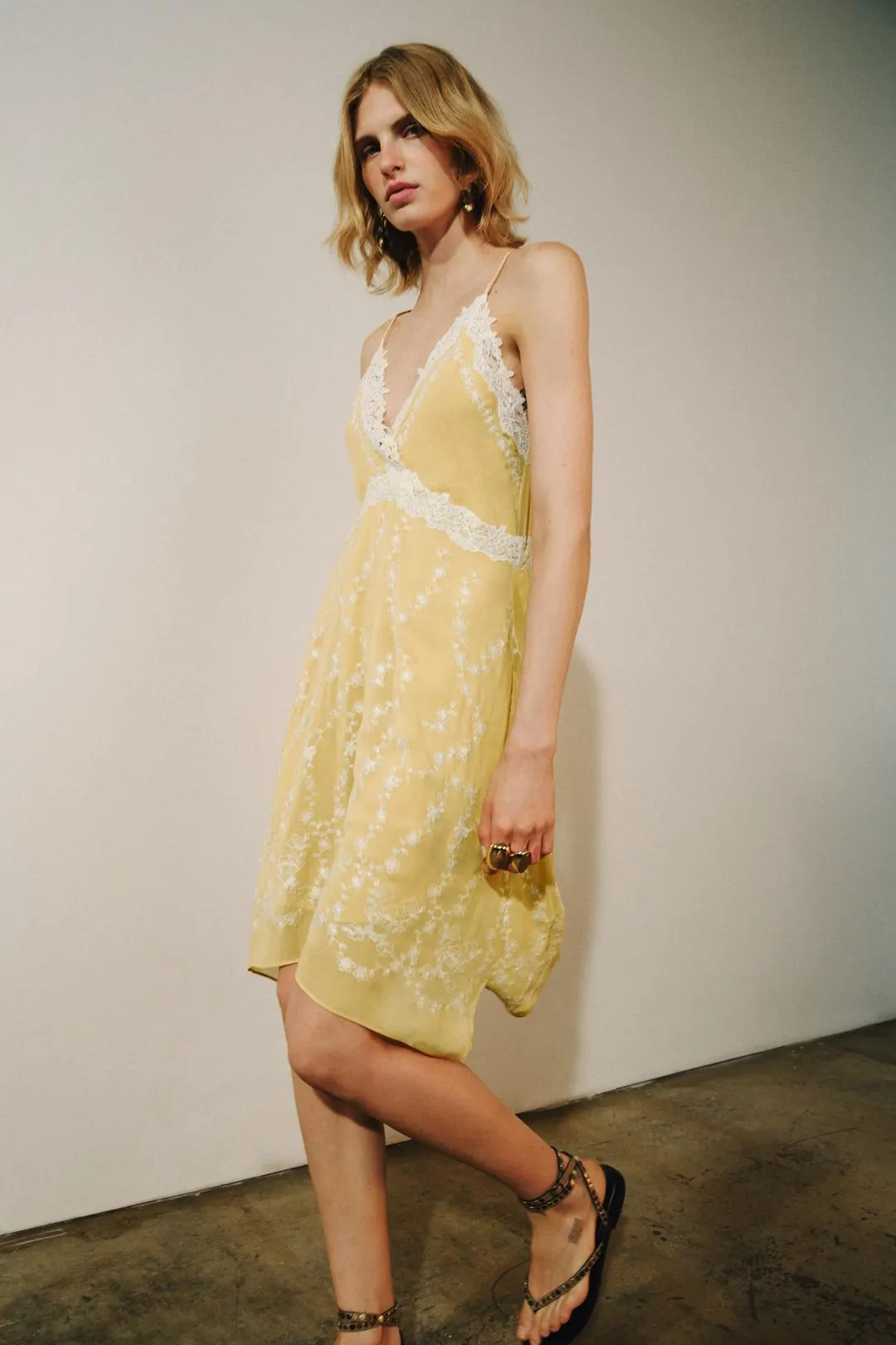 Короткое платье с вышивкой ZW Collection, Zara