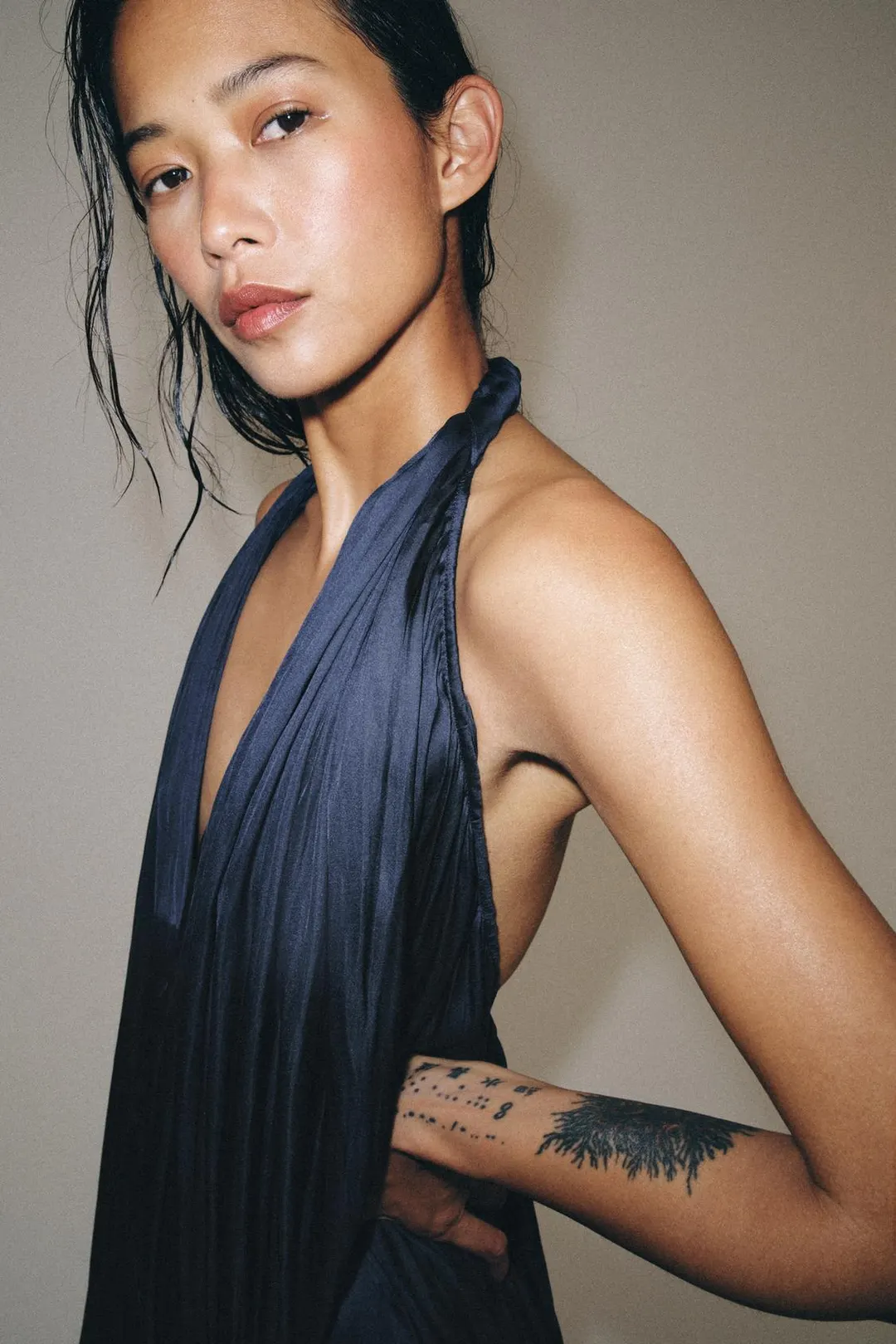 Атласный комбинезон с открытыми плечами ZW Collection, Zara