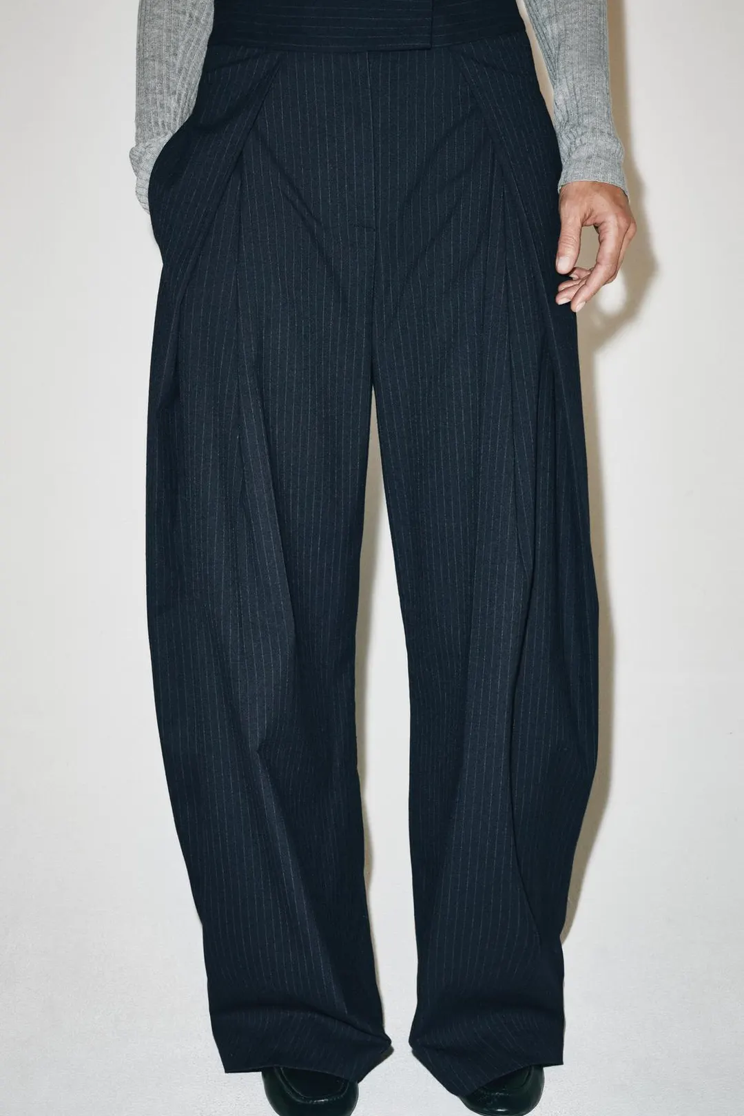 Брюки со складками на талии ZW Collection, Zara