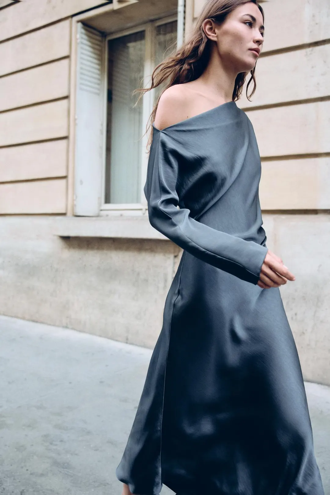 Длинное асимметричное платье из атласа, Zara
