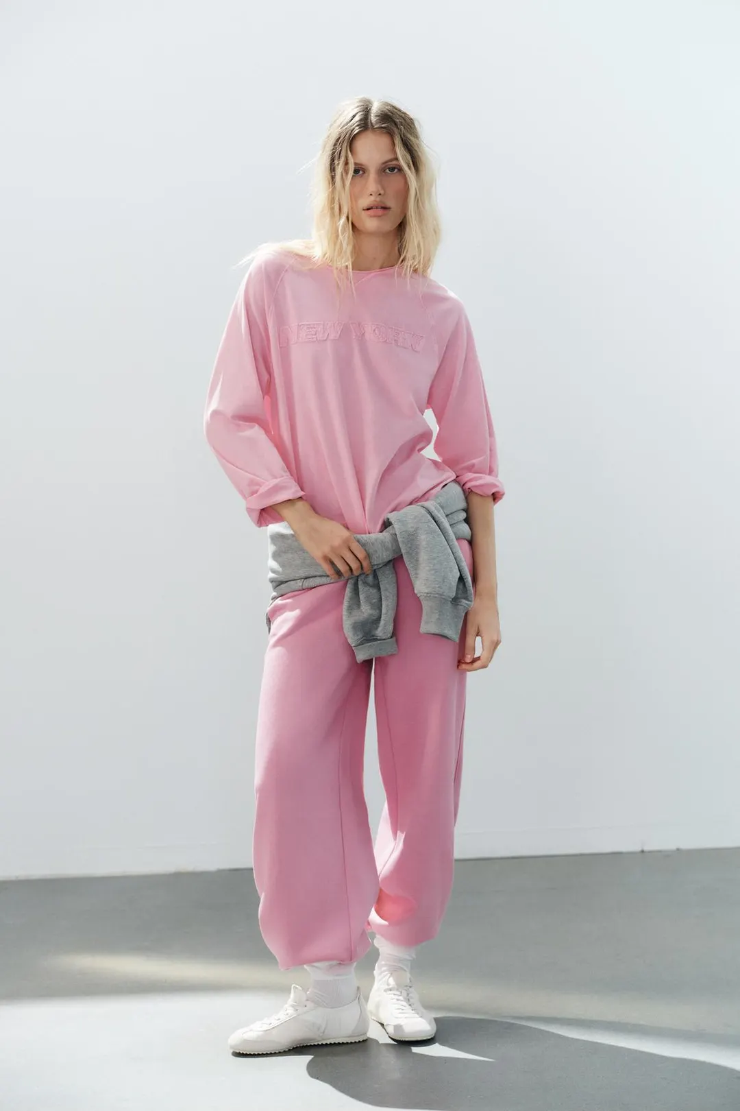 Футболка с вышивкой и эффектом стирки, Zara