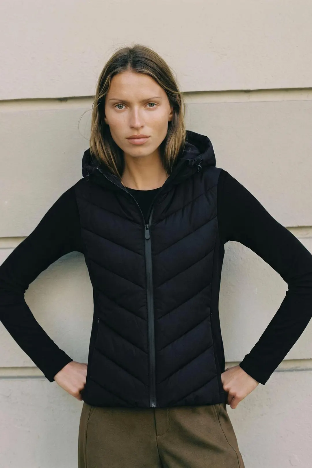 Жилет комбинированный стеганый с капюшоном, Zara