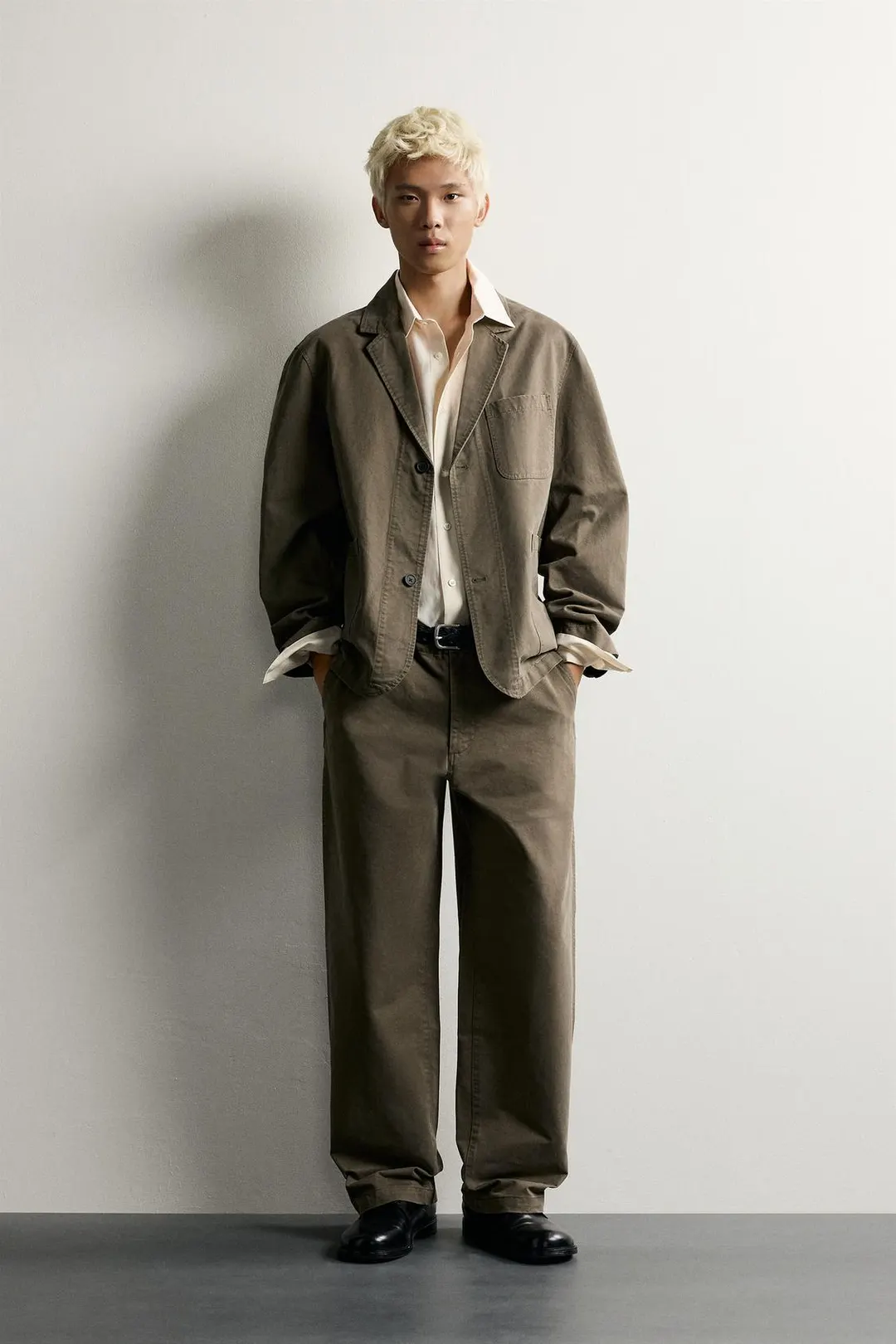 Брюки костюмные свободного кроя с эффектом стирки, Zara