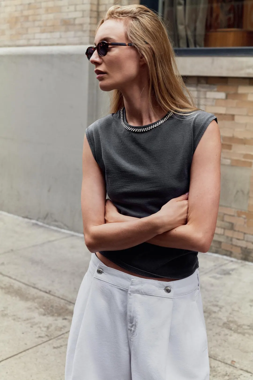 Футболка с эффектом стирки и декоративными камнями, Zara