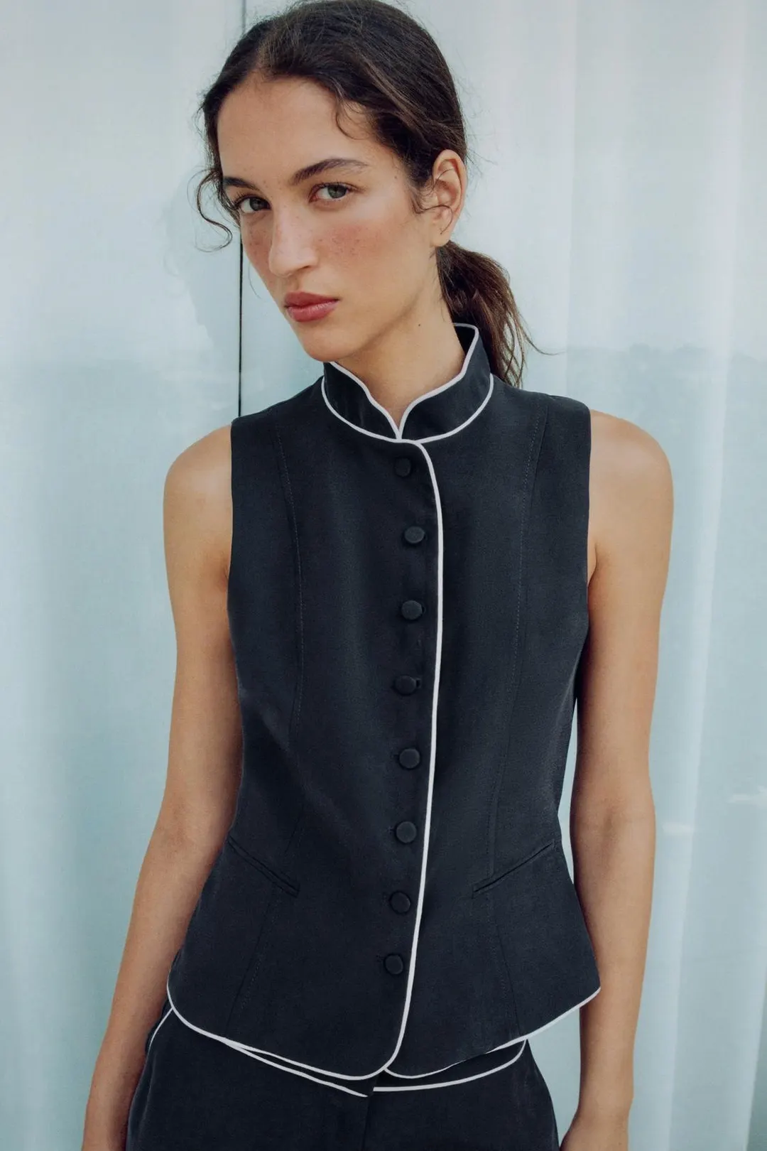 Жилет с контрастной отделкой, Zara