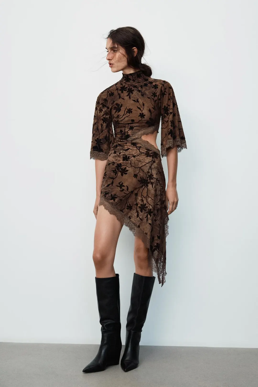 Мини-платье с флокированным узором и разрезом, Zara