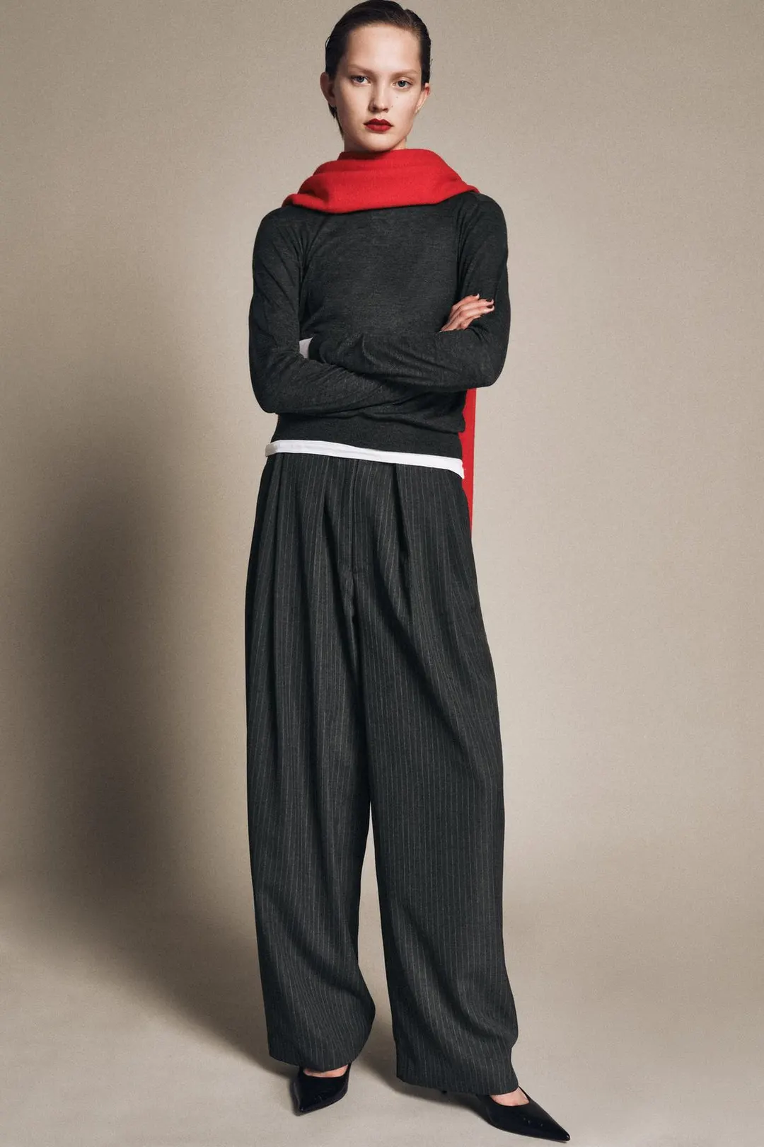 Брюки в тонкую полоску со складками ZW Collection, Zara