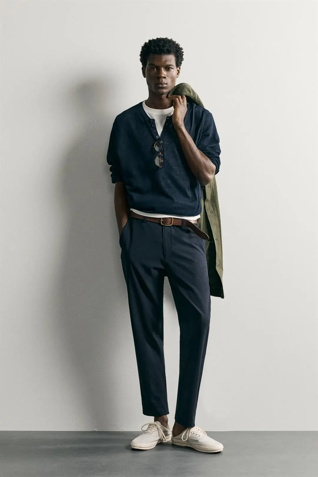 Фактурные чиносы комфортного кроя, Zara
