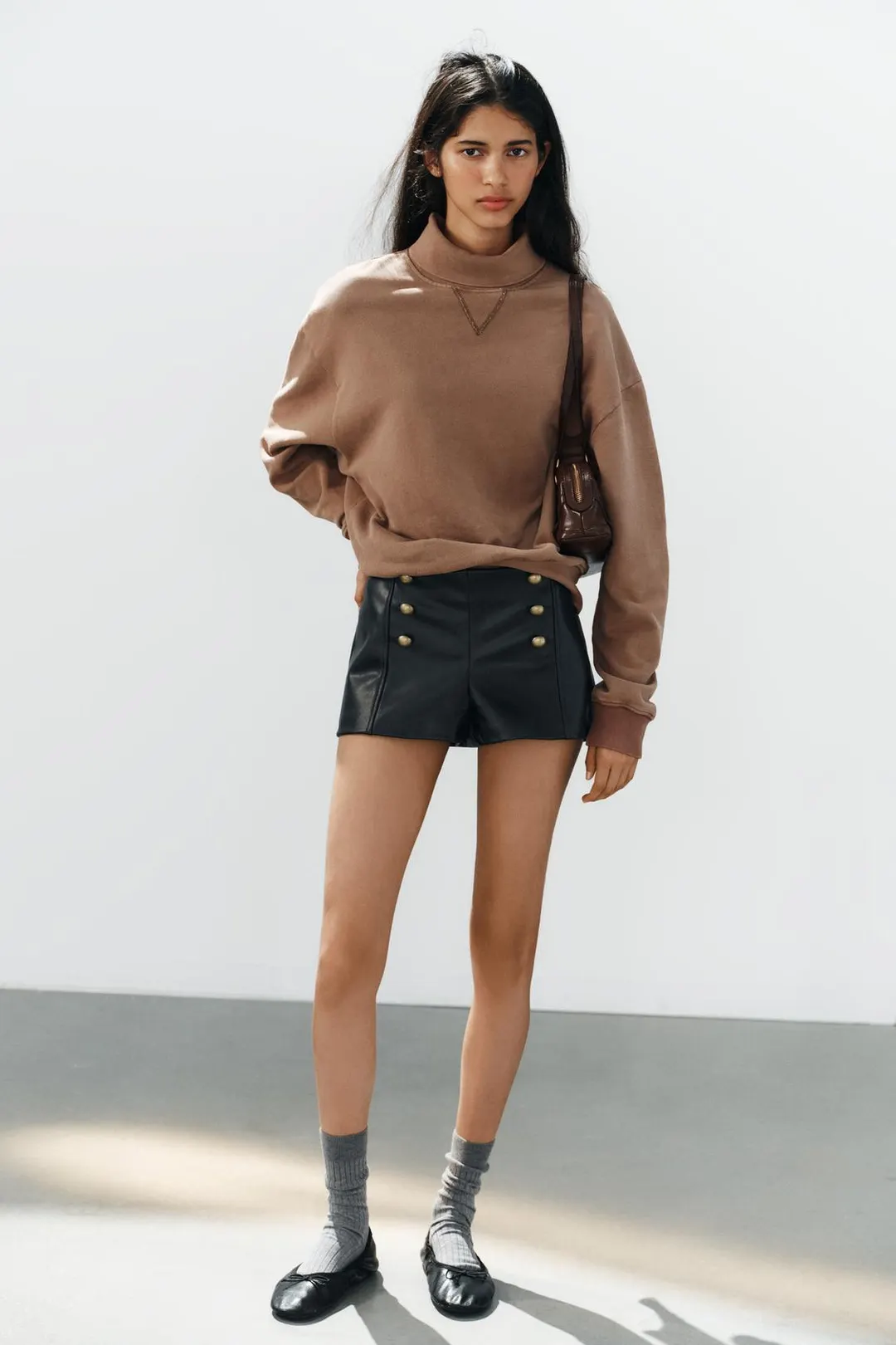 Шорты мини под кожу с пуговицами, Zara
