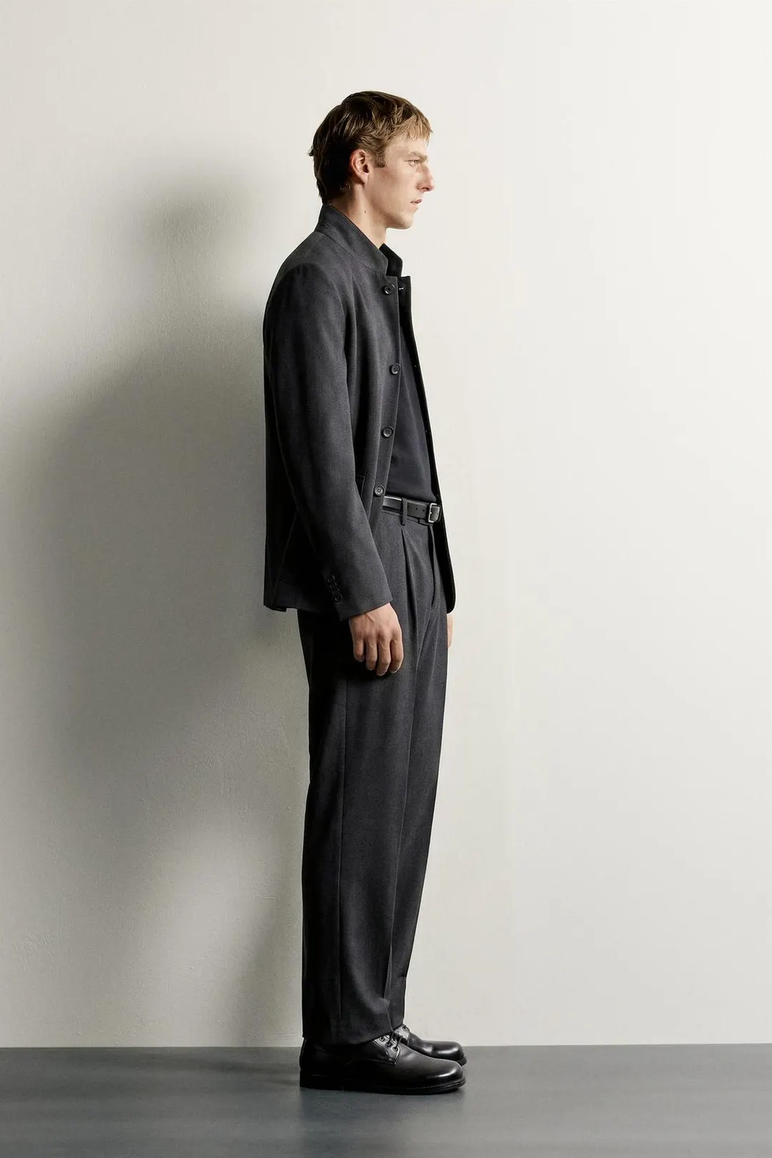 Костюмные брюки стандартного кроя со складками, Zara
