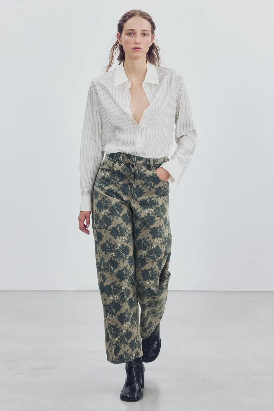 Джинсы-баллоны ZW Collection укороченные со средней посадкой и цветочным принтом, Zara