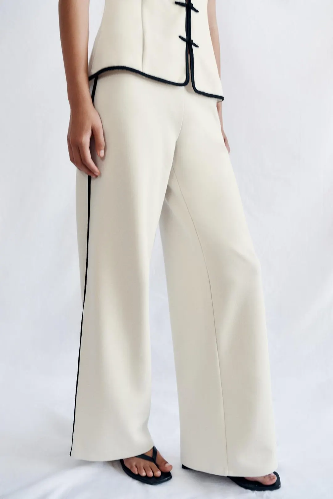Брюки с широкими штанинами и отделкой, Zara