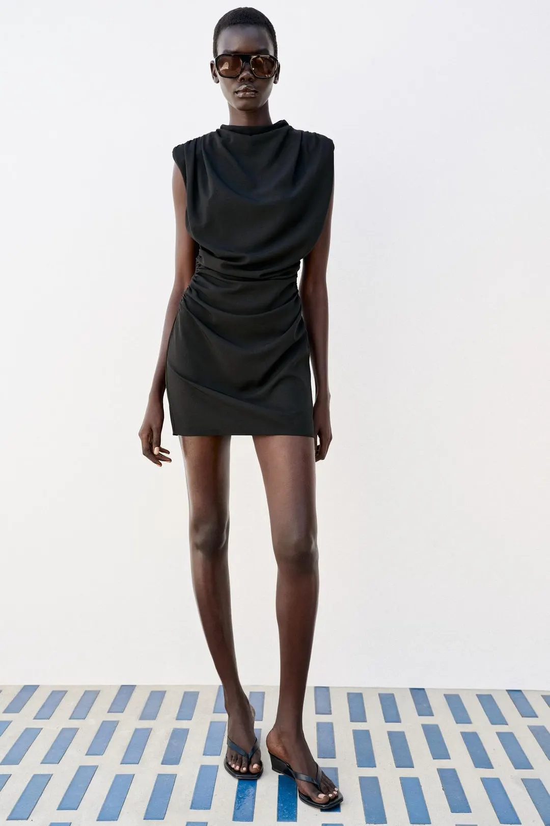 Мини-платье с драпировкой и подплечниками, Zara
