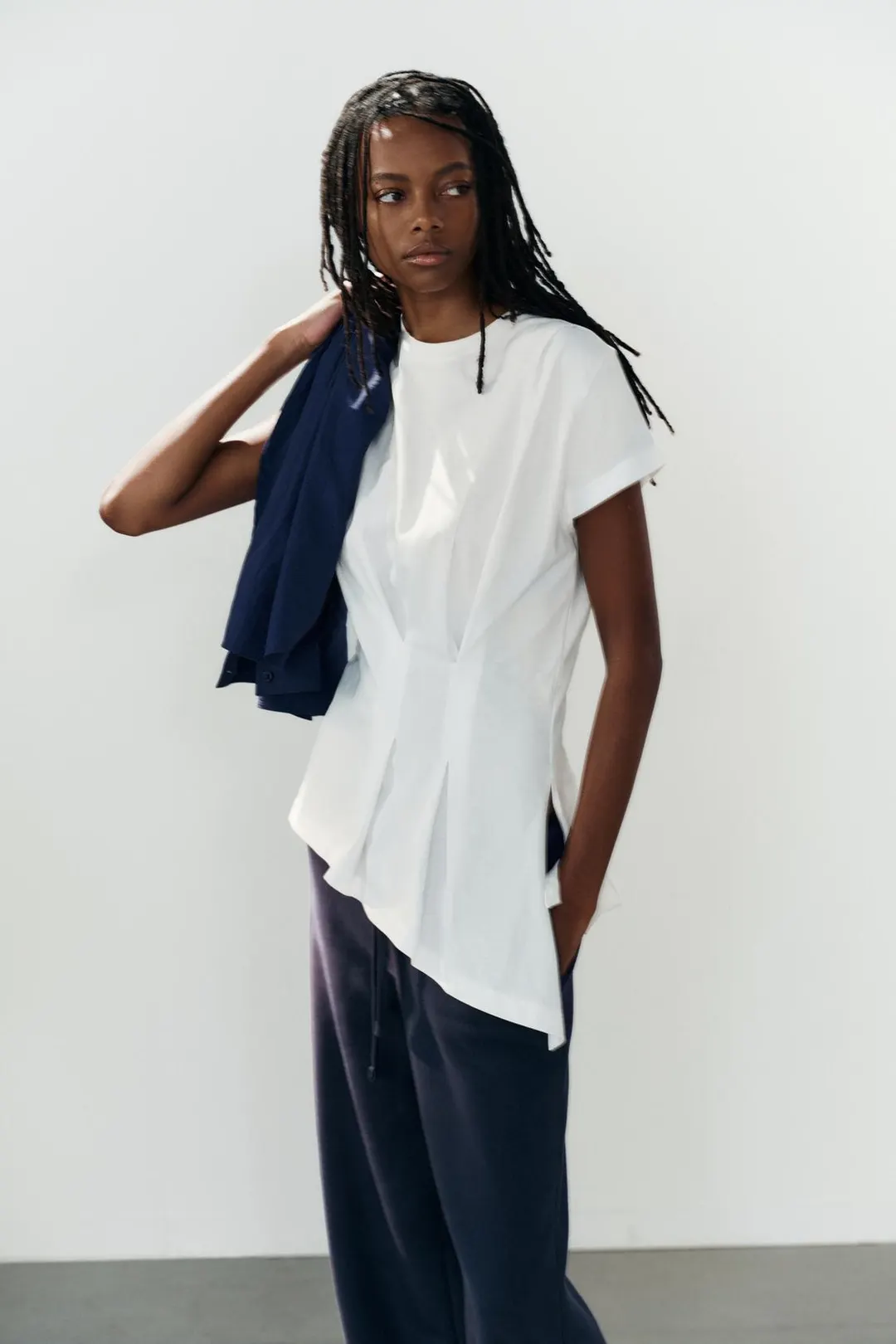 Футболка асимметричного кроя с плиссировкой, Zara
