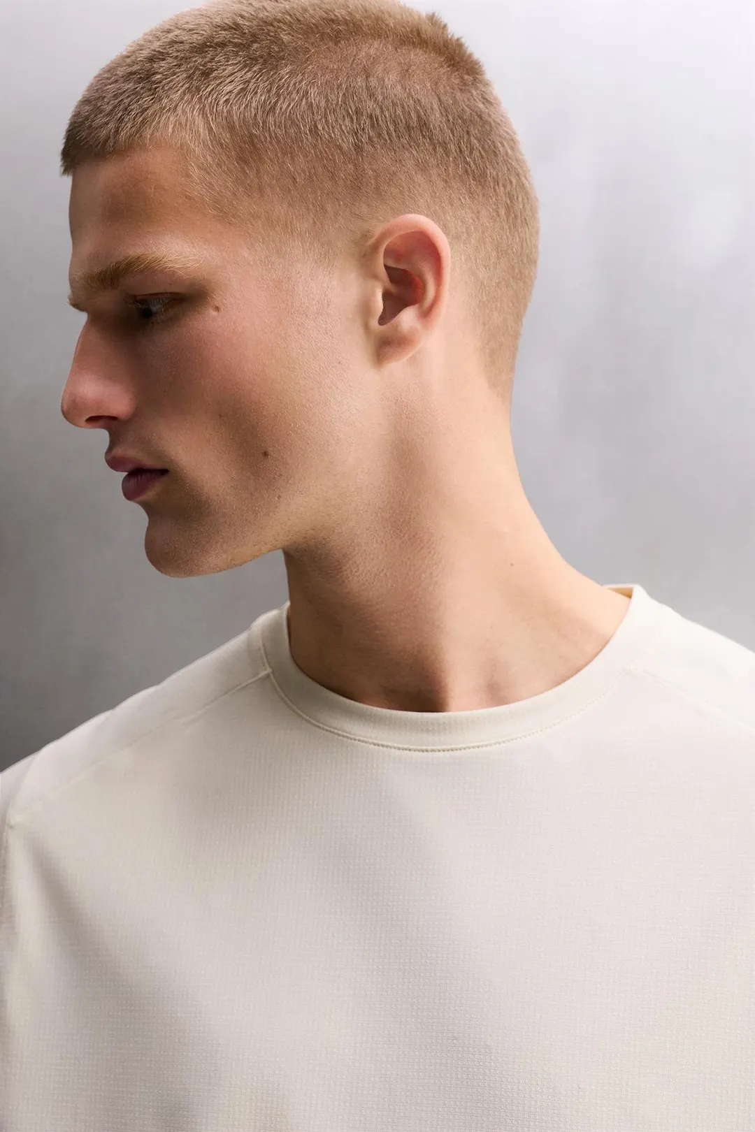 Фактурная футболка из технологичной ткани, Zara