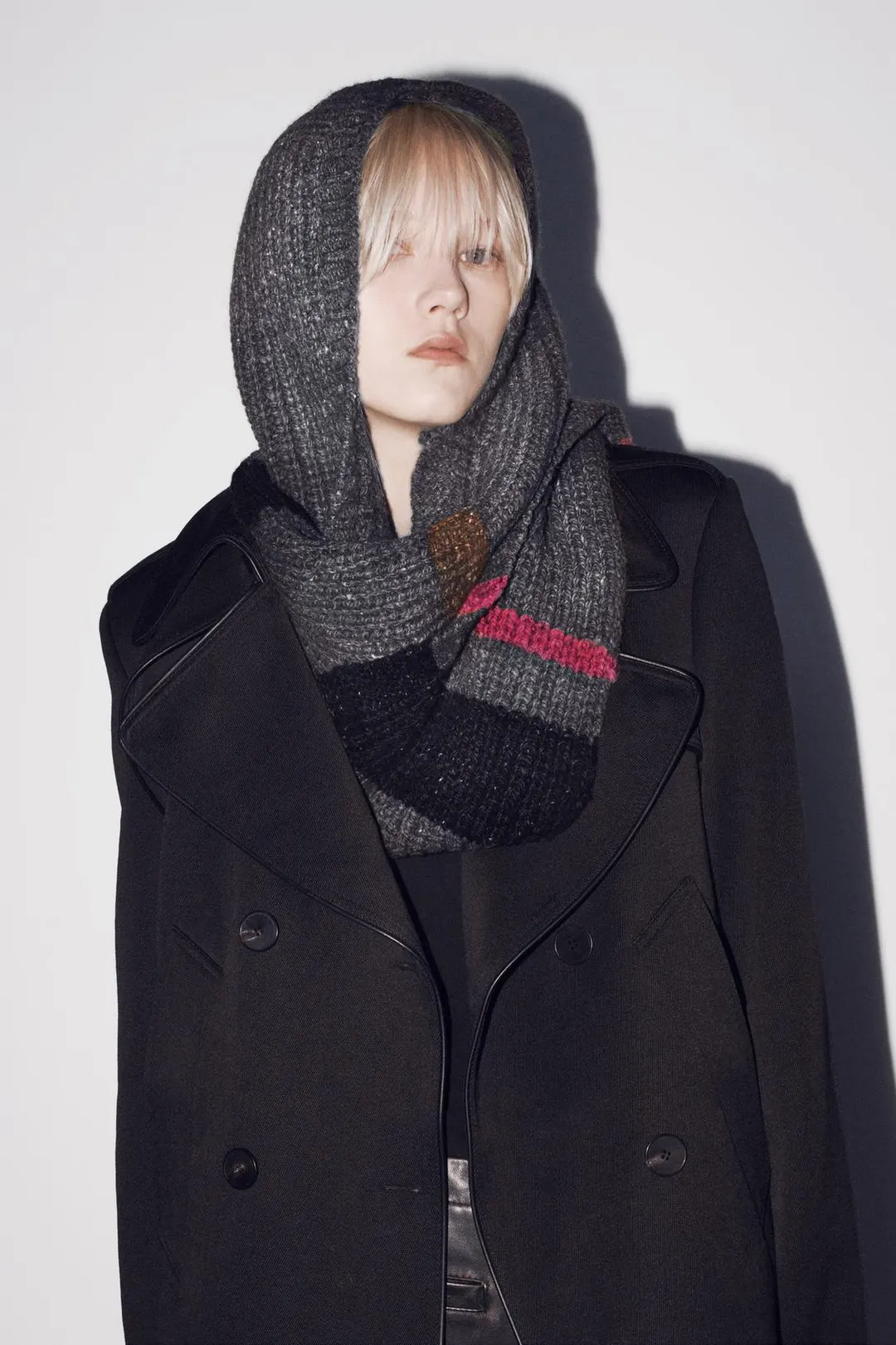 Двубортный тренч из смесовой шерсти с контрастным кантом ZW Collection, Zara