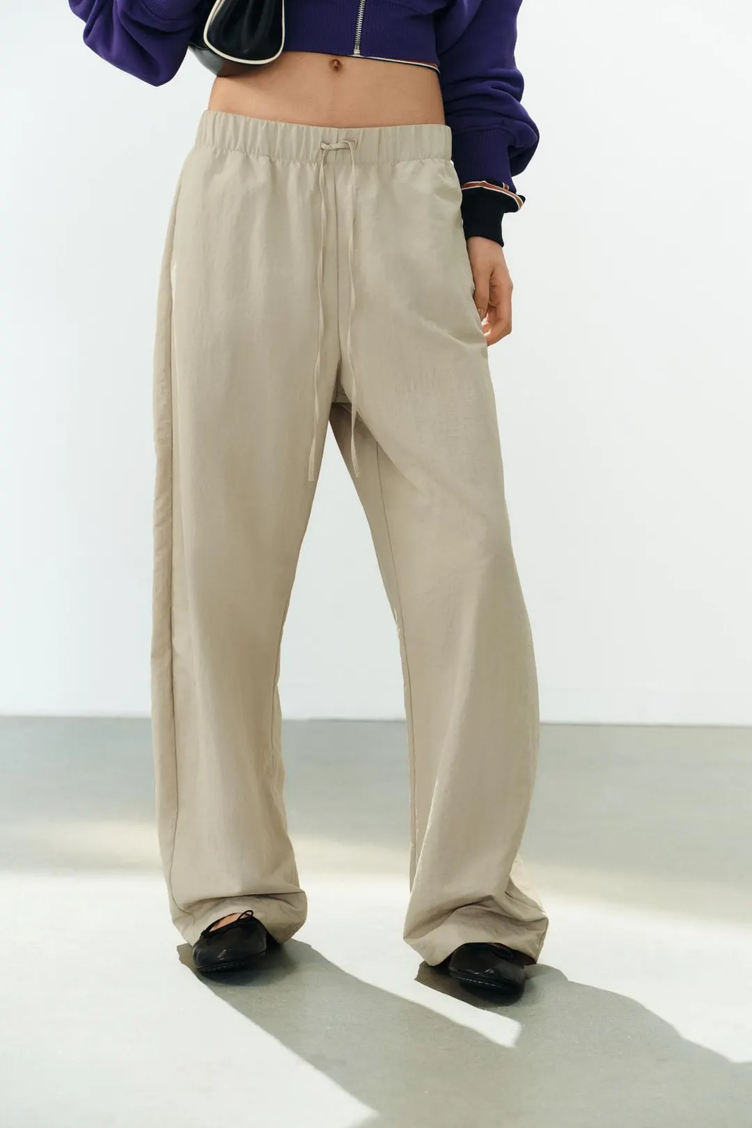 Брюки из технологичной ткани с эластичным поясом, Zara