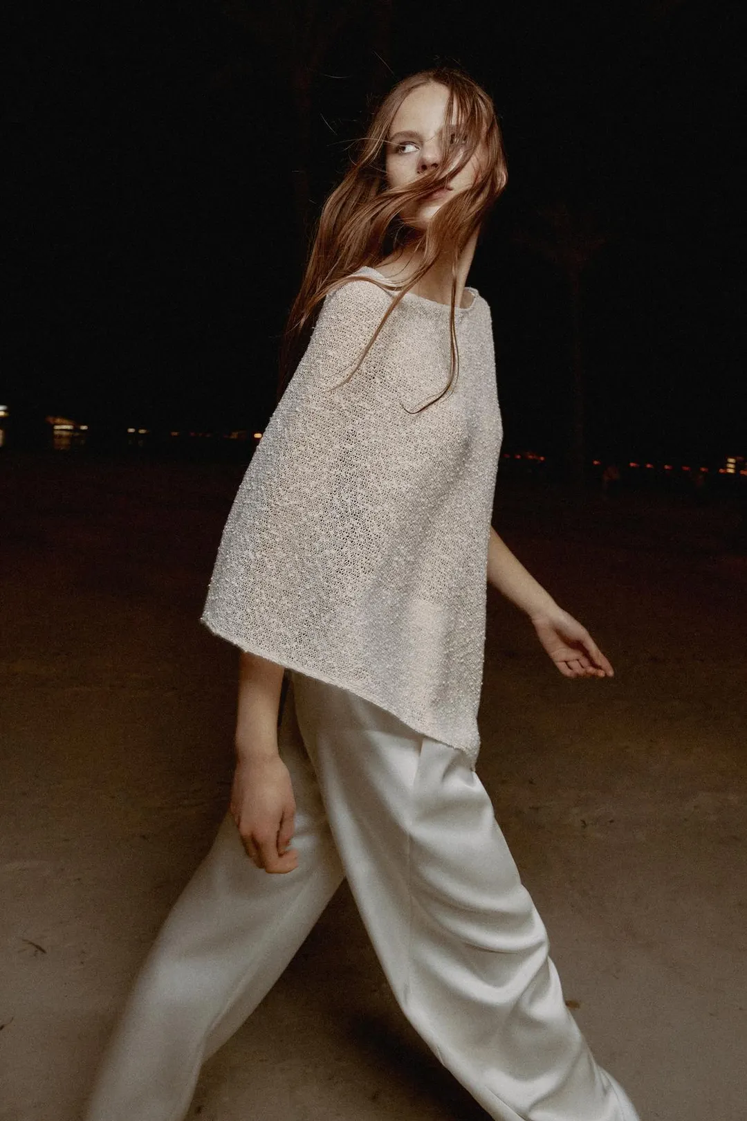 Асимметричная накидка с металлизированной нитью, Zara