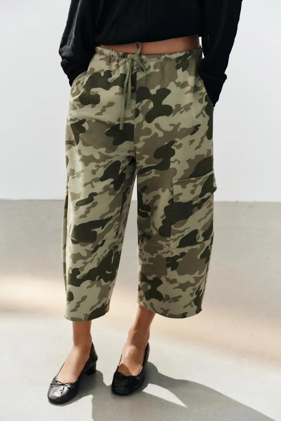 Брюки с принтом и карманами, Zara