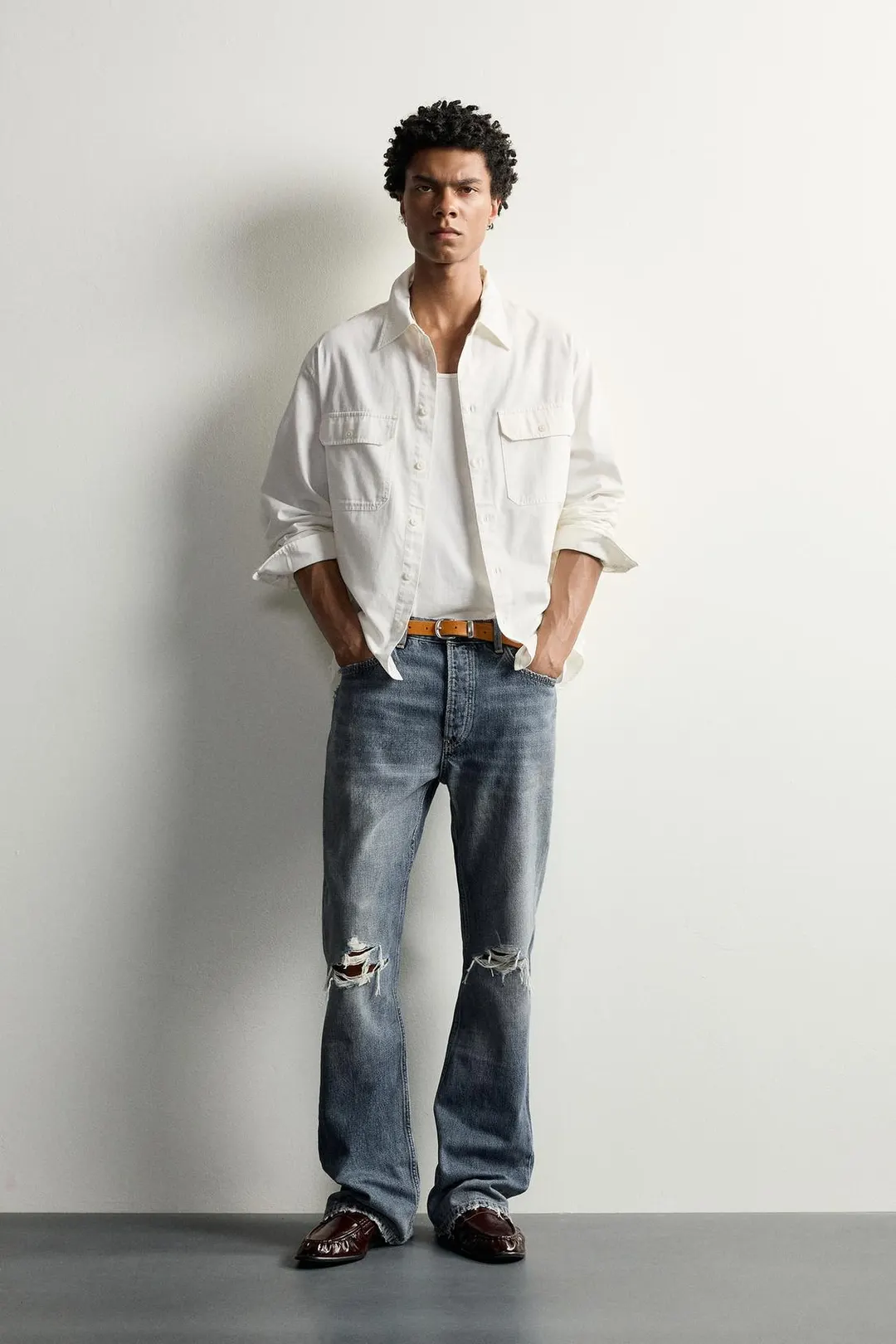 Джинсы клеш с разрывами, Zara
