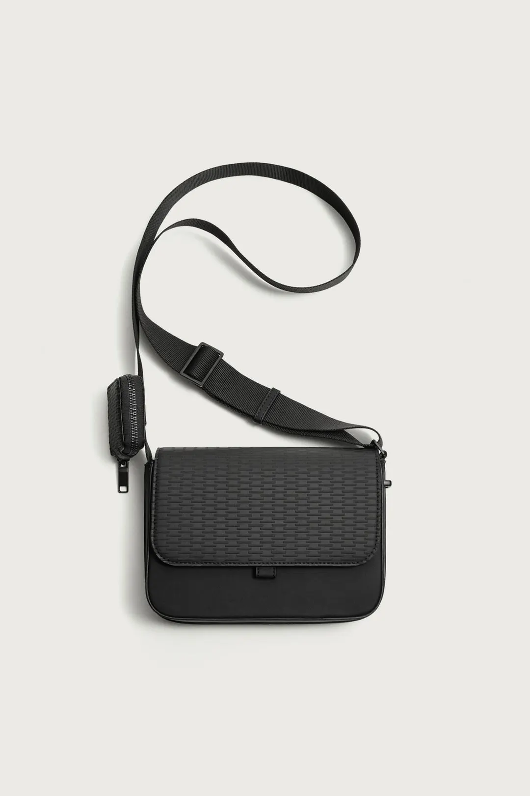 Прорезиненная фактурная сумка кросс-боди, Zara